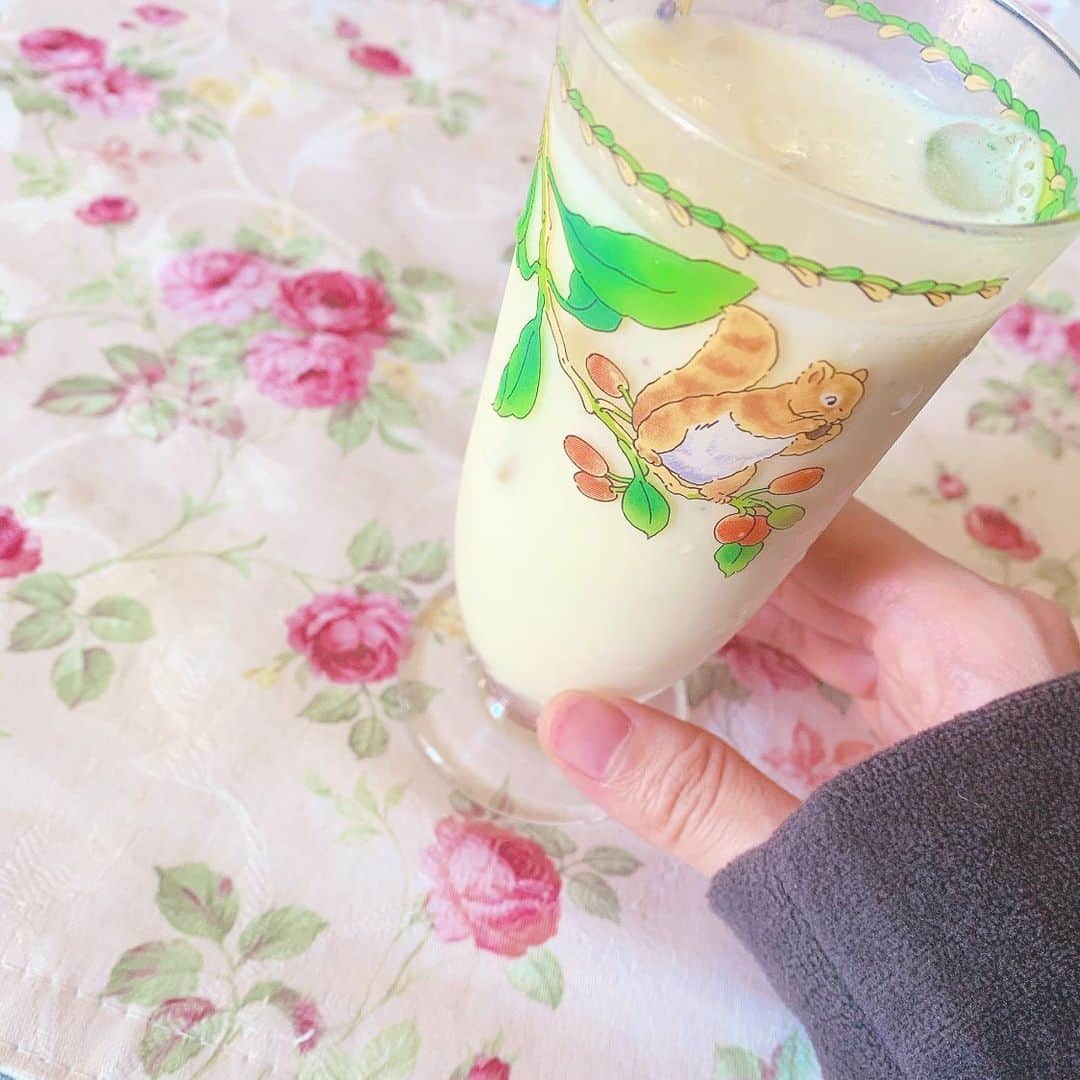 須田亜香里さんのインスタグラム写真 - (須田亜香里Instagram)「‪母がこのグラスをラスカルだよーって棚から出してきてくれたんだけど、どうする？本当のこと教える？🐿‬ #おうち時間 #おうちカフェ #バナナジュース #ラスカル事件」4月29日 10時50分 - akarisuda