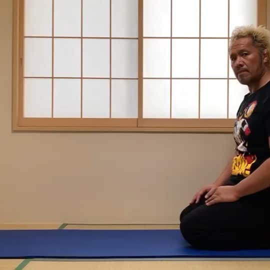 真壁刀義のインスタグラム：「おぅ‼️俺様だぁー❗️コノ動画は先日、中京テレビ『前略、大とくさん』 での外出自粛でストレスを溜めないように俺様がヤってる自重トレーニングを紹介させて貰ったVTRだ😁‼️プッシュアップ(腕立て伏せ)の回数やセット数は各自それぞれ変えてょ❗️少なても良いんだからな😊🎵どのﾌﾟｯｼｭｱｯﾌﾟも背中にある肩甲骨を閉じると、自動的に胸を張るからソノスタイルで上げ下げを反動使わずにユックリめでズッシリとょ‼️#おうち時間  #簡単エクササイズ  #ストレス解消」