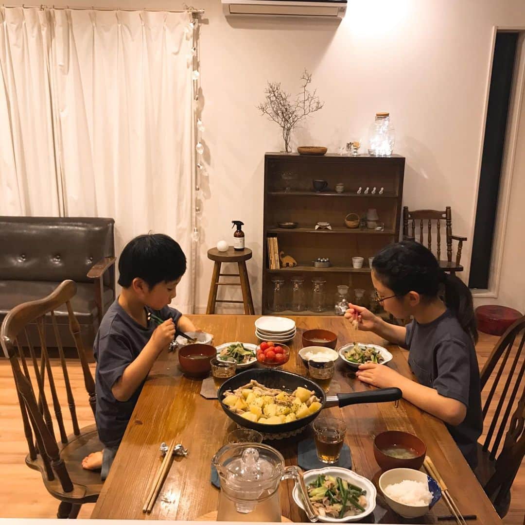 Ayakoのインスタグラム：「2020.04.29 ・ ・ 先日、自宅で初めてBBQに挑戦してみた。 ・ GW明けまで夫が休みになったので、折角だからstay homeを楽しく！と思い立ってのことだった。 ・ 近所のスーパーで買い物ついでに、売り場にあったグリルや木炭、ポップアップテントまでカートに突っ込み帰ってきた。 ・ 息子はポップアップテントを喜び、早速リビングにて開封。存分に秘密基地感を楽しんだ後に、BBQの準備に取り掛かった。 ・ まずは夫がリビングのテントを収納…しようとしたのだが、これがなかなか出来ない。何度挑戦するもテントに負けていた。 ・ …代わろうか？ ・ 見兼ねて声を掛けるも、もう意地になっている彼の耳には何も届かない。 ・ 「これは俺とテントとの戦いだ。」と、超絶格好悪い事を、格好つけて言い放っていた。 ・ コレを倒して、ココをこうして…ココを…の辺りで必ずバイーーーンと弾かれる夫。ココをこうして…あ、出来る！出来そう！からのバイーーーン。 ・ 何回バイーーーンを繰り返したろうか。もう、今日はBBQ出来ないのでは…。と諦めかけたその時 ・ もう、ここの針金を折るしかない！！！ ・ と叫んだ夫から、テントを取り上げた事は言うまでも無い。 ・ ポップアップテントに惨敗した彼は、木炭の箱を肩に担ぎながら「はぁ〜ポップアップすげーー」と微笑みながら庭へと消えていった。 ・ 外出自粛は苦にならない方なのだが、その日初めて、stay homeが少し辛いなと感じた。 ・ ・ #日々#日々のこと#暮らし#キッチン#マイホーム#子供のいる暮らし #暮らしを楽しむ#丁寧に生きる#stayhome #子供達と自粛生活を楽しく#古道具 ・ ・」