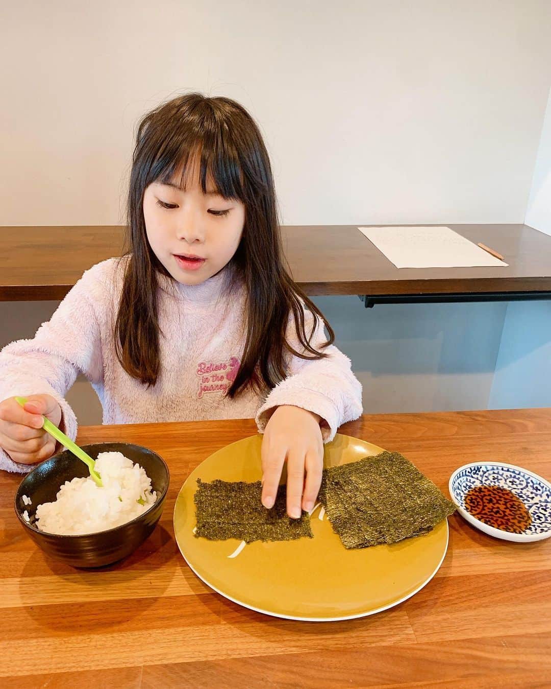 みきママさんのインスタグラム写真 - (みきママInstagram)「【朝ごはんはお寿司です！！】 ﻿. . . .  杏ちゃん「お寿司がいい！！ご飯を海苔で巻いて醤油つけてたべたい。」ってさ。最近はまってる朝ごはんです。﻿ ﻿ ﻿ ﻿ ﻿ ﻿ ﻿ ﻿ 私「具はいいの？」ツナマヨとかさ。﻿ ﻿ ﻿ ﻿ ﻿ ﻿ ﻿ ﻿ すると、杏ちゃん「ご飯だけがいい。うま！！」ってさ。﻿海苔と醤油だけじゃん。 ﻿ ﻿ ﻿ ﻿ ﻿ ﻿ ﻿ 杏ちゃん、幸せな朝ごはんでした！！﻿ ﻿ ﻿ ﻿ ﻿ ﻿ ﻿ #みきママ #海苔巻き #朝ごはん」4月29日 11時03分 - mikimama_official