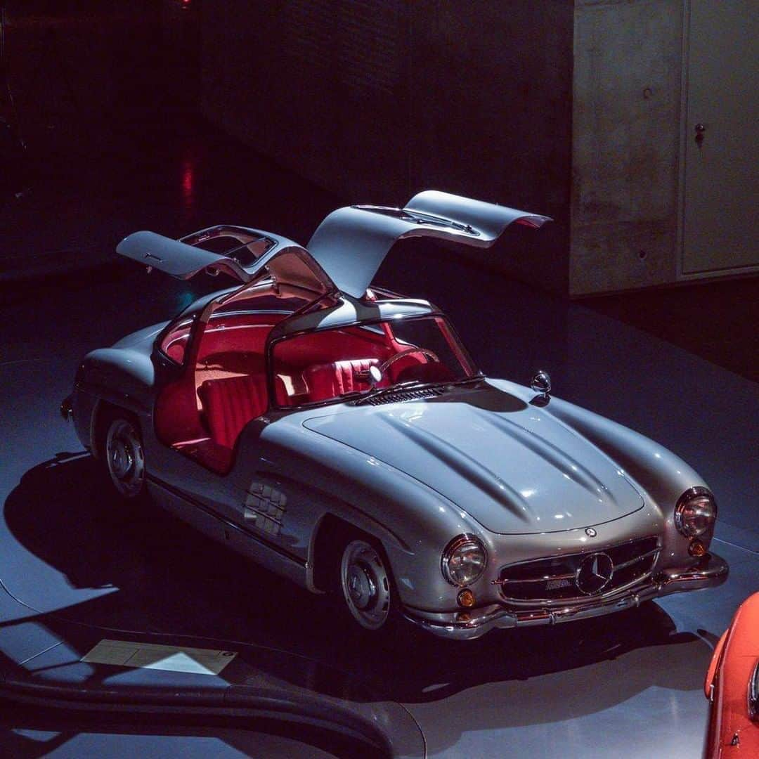 メルセデス・ベンツさんのインスタグラム写真 - (メルセデス・ベンツInstagram)「In a #museummomentofzen you hold on for a while, fancy yourself in our museum facing the "Gullwing" and let your mind wander. 📸 by @herminsche308 via @mercedesbenzmuseum . #MBclassic #MercedesBenz #mercedesbenzclassic #Museumfromhome #closedbutopen #digitalmuseum #ClassicCar #InstaCar #DreamCar #Classic #daimler #photography #backinthedays #performance #thebestornothing」4月29日 11時00分 - mercedesbenz