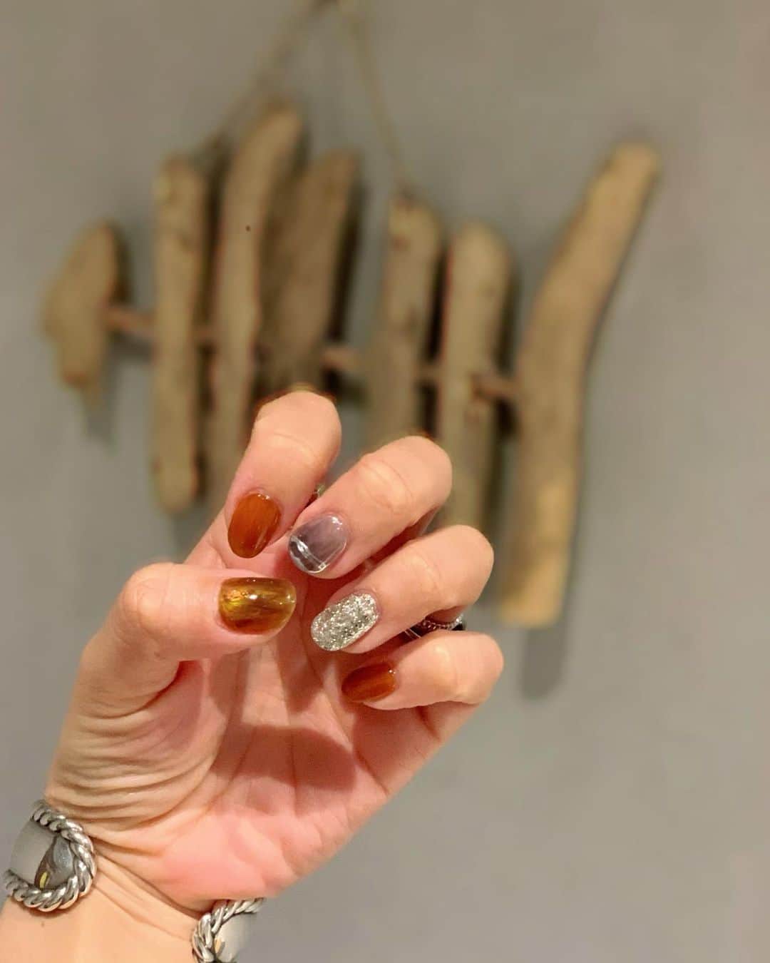 宮崎真梨子さんのインスタグラム写真 - (宮崎真梨子Instagram)「‥ 過去のネイル振り返り。 今は爪がボロボロ過ぎて辛いー！早くネイルサロン行けるようになるといいなー！ ∵ ∵ #外出自粛 #過去ネイル  #ニュアンスネイル #ネイルデザイン #ネイルアート #秋ネイル #ブラウンネイル #アクセサリー #リング #philippeaudibert #バングル #シルバーアクセサリー #ママコーデ #ママファッション #大人ファッション #30代コーデ #大人可愛い #ミヤマリ #vocest #vocemagazine #美容ブロガー #インフルエンサー #超未熟児ママ #ママ #男の子ママ #mamagirl #おしゃれさんと繋がりたい #男の子ママと繋がりたい」4月29日 11時02分 - miyamari92
