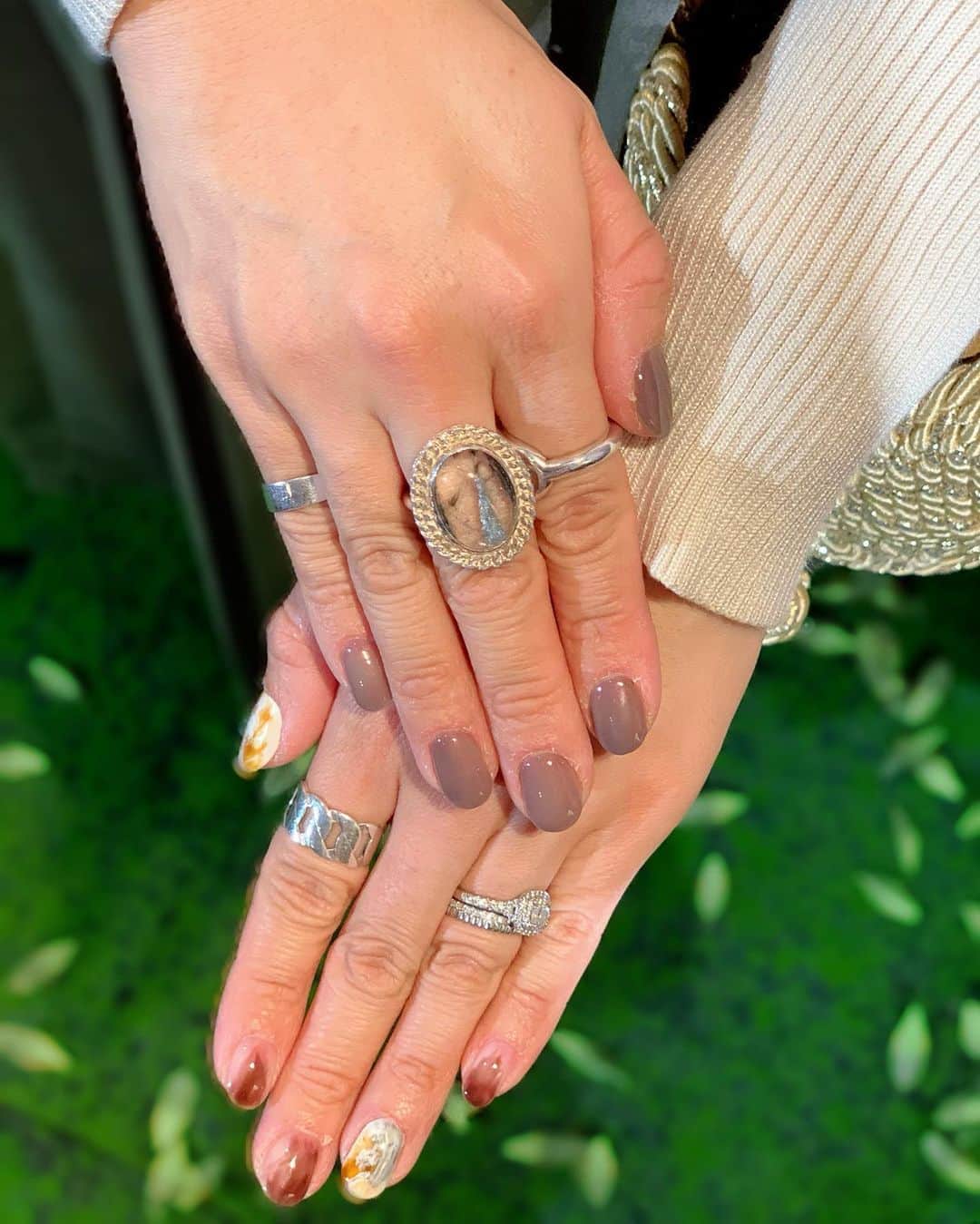 宮崎真梨子さんのインスタグラム写真 - (宮崎真梨子Instagram)「‥ 過去のネイル振り返り。 今は爪がボロボロ過ぎて辛いー！早くネイルサロン行けるようになるといいなー！ ∵ ∵ #外出自粛 #過去ネイル  #ニュアンスネイル #ネイルデザイン #ネイルアート #秋ネイル #ブラウンネイル #アクセサリー #リング #philippeaudibert #バングル #シルバーアクセサリー #ママコーデ #ママファッション #大人ファッション #30代コーデ #大人可愛い #ミヤマリ #vocest #vocemagazine #美容ブロガー #インフルエンサー #超未熟児ママ #ママ #男の子ママ #mamagirl #おしゃれさんと繋がりたい #男の子ママと繋がりたい」4月29日 11時02分 - miyamari92