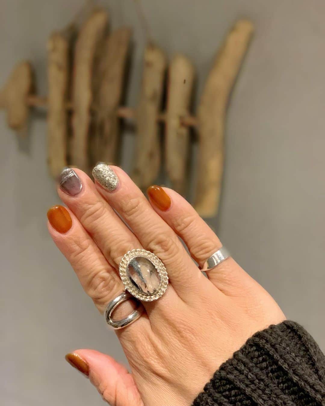 宮崎真梨子さんのインスタグラム写真 - (宮崎真梨子Instagram)「‥ 過去のネイル振り返り。 今は爪がボロボロ過ぎて辛いー！早くネイルサロン行けるようになるといいなー！ ∵ ∵ #外出自粛 #過去ネイル  #ニュアンスネイル #ネイルデザイン #ネイルアート #秋ネイル #ブラウンネイル #アクセサリー #リング #philippeaudibert #バングル #シルバーアクセサリー #ママコーデ #ママファッション #大人ファッション #30代コーデ #大人可愛い #ミヤマリ #vocest #vocemagazine #美容ブロガー #インフルエンサー #超未熟児ママ #ママ #男の子ママ #mamagirl #おしゃれさんと繋がりたい #男の子ママと繋がりたい」4月29日 11時02分 - miyamari92
