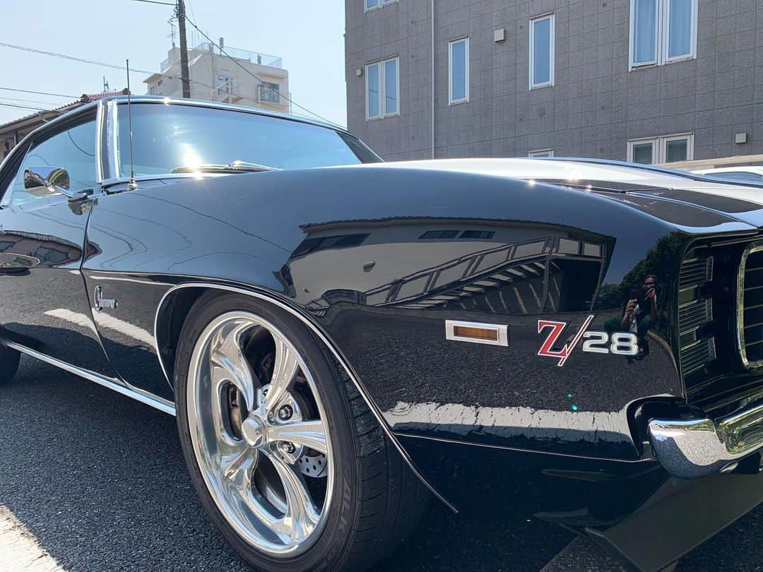杉原勇武のインスタグラム：「今日は天気が良くて午後から暑くなりそうなので、朝から愛車を洗車。 ピカピカになりました❗️ #camaro69z28  #camaro」