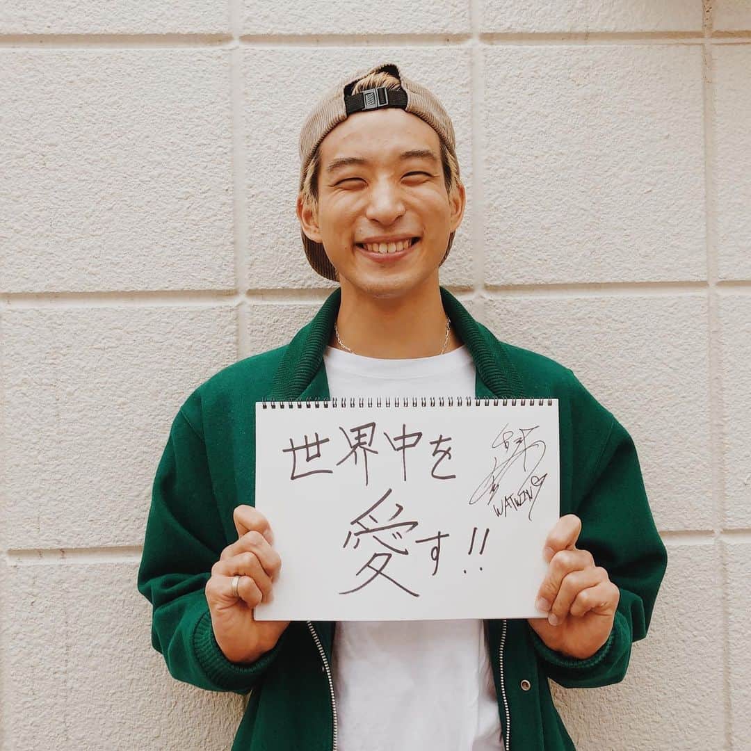 古幡亮（WATWING）のインスタグラム：「. . 今日"ShootinStar"がリリースできたこと。それは 日々支えて下さっている皆さんのおかげです。 こんな状況だからこそ沢山聴いてほしい。そして皆さんの人生が少しでも豊かになってほしい。そんな想いを込めています。 その為に、WATWINGで"Shooting Star"にちなんだプロジェクトをスタートします！ . . ---------------------------------------------------- 【リリックムービー募集企画】 「Shooting Star」の楽曲で歌われている「夢」「希望」「不安」をテーマにみなさんのメッセージを募集し、採用させて頂いたメッセージをWATWINGのメンバーがコメントを添えて手書きし、リリックムービーを制作することが決定しました！！ みなさんからのたくさんのメッセージお待ちしております😌 . <応募方法>下記どちらかを選択 1 この投稿へのコメント 2 Twitterで下記2つのハッシュタグを付けての投稿「#WATWING」「#staydream」 . <応募期間> 2020 年 5 月 17 日(日)23:59 まで ---------------------------------------------------- 夢は見える形にしたり、シェアしたりする事で１人だけの夢じゃなく、もっと大きなものになります。 是非皆さんの夢を僕たちにもシェアして欲しいです✨ 沢山の応募お待ちしております☺︎ . . . #watwing#shootingstar #staydream #世界中を愛す！」