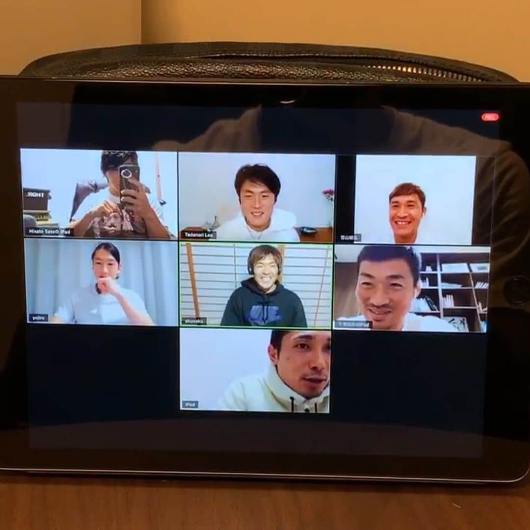 のインスタグラム：「昨日はこのメンバーでお話を😆 2時間近く話したなー✨ ほとんどサッカーの事だけど⚽️ 今はチームは違えど良き戦友🤜🤛 #李忠成 #青山敏弘 #西川周作 #高萩洋次郎 #千葉和彦 #佐藤寿人 #あと誰だっけなー #サンフレ #広島最高 #みんな老けたね😂  #俺が一番か💦  #森脇良太 #ZOOMでも #うるさい」
