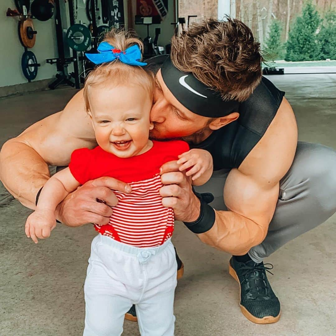 ライアン・ルアさんのインスタグラム写真 - (ライアン・ルアInstagram)「First she’s sour 😈, then she’s sweet🥰 ... Im gonna be in trouble 🙈 #daddysgirl #sis #bows🎀 #babysister #loveyou #daughter #nike #kisses 👑👛💎🌈🧬🧸🛍」4月29日 11時27分 - ryan_rua