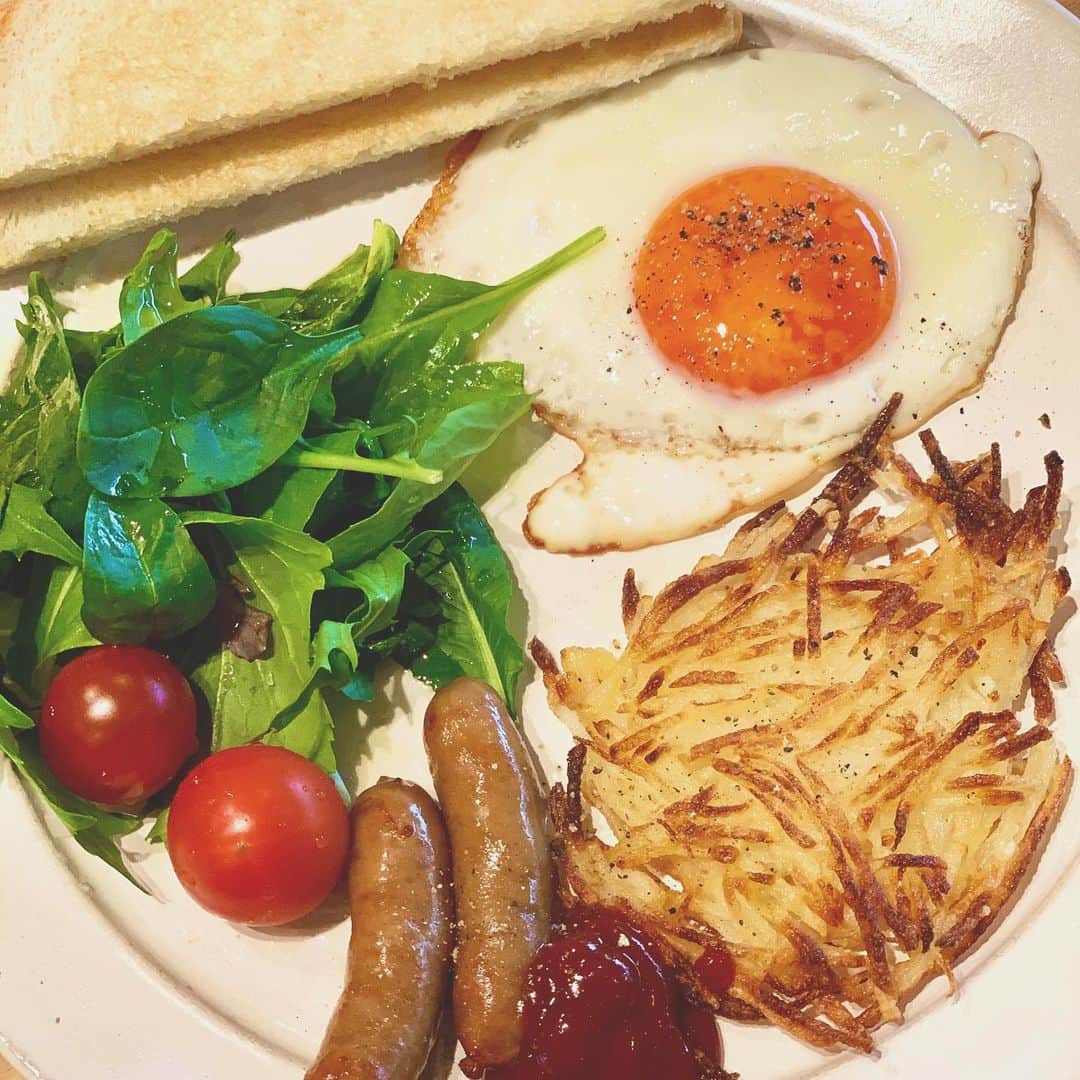 小林三江子のインスタグラム：「朝昼晩とご飯作りに追われてる毎日。 これを機に少しでもレパートリー増やそう計画を実施中。 @tsugumiw さんレシピのハッシュブラウン、簡単で美味しかった❤️ #stayhome #おうちごはん」