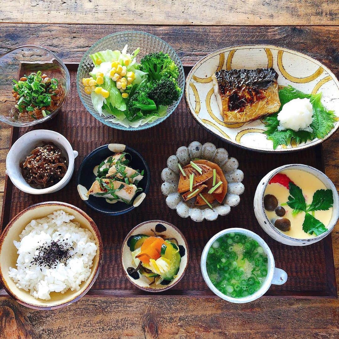 chaako ちゃあこのインスタグラム：「2020.4.29 * * 朝昼ごはーん◥█̆̈◤࿉∥ * ＊塩鯖 ＊サラダ ＊筍ステーキ ＊鶏胸肉の塩麹漬け ＊糸こんにゃくのピリ辛炒め ＊自家製浅漬け ＊葱納豆 ＊カニカマとしめじの茶碗蒸し ＊豆腐とわかめのお味噌汁 ＊ごはん * でした(๑´ڡ`๑) * 朝昼ごはんなので、品数多めで。 って言っても、常備菜とか昨日の残りばかり(笑) * 塩鯖は昨日焼いたもの。 なので皮がパリッとしてません(๑¯ω¯๑) * サラダのレタスは直売所で買ってる、朝採れレタス。このレタスが美味しくて美味しくて、この1か月で何玉分食べた事か(￣m￣*) * 筍ステーキは毎年作ってるやつです。 にんにく醤油を使ってます。 * 鶏胸肉は皮を取って、塩麹に一晩漬け込んでおいて、フライパンで蒸し焼きにした後、一口大にカットして、刻んだ大葉と和えてます。 * 糸こんにゃくは鷹の爪を入れてピリ辛に…いや、激辛めに出来上がったやつ乁( ˙ω˙ 乁) * 浅漬けは昨日またたっぷり作りました。 まだ直売所で白菜が売っていたので♡ * 茶碗蒸しはカニカマとしめじだけの簡単茶碗蒸し。 最近茶碗蒸しにカニカマ入れるのにハマってます。 * お味噌汁は昨日の残りが少し残ってたので、旦那と分け合ってミニサイズに。 * * * 買い物に行くと、パスタも小麦粉もバターもお好み焼き粉とか、ホットケーキミックス（使わないけど）とか売ってなくて、棚がガラッとしてますね。 * 次は何が買えなくなるんだろうとか考えてしまう… * 早く普通の、通常の生活がしたいですね(๑•́ ₃ •̀๑) * * *」
