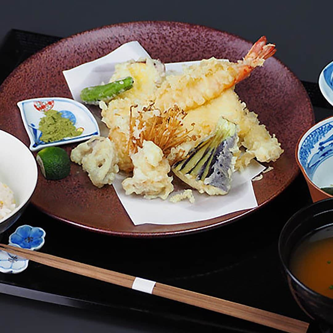 東京カレンダーさんのインスタグラム写真 - (東京カレンダーInstagram)「#東カレテイクアウト  @広尾【名店のサクサク天ぷらと鮮度最高の刺身定食をテイクアウトで堪能しよう！】 . 【 #時たらず 】 そろそろ、プロの味が食べたい！サックサクの天ぷら定食を自宅で！デリバリーも可！ . 自宅でも、サクサクの鶏天や絶品刺身定食が食べれるなんて幸せだ！ 広尾の和食店『時たらず』では、デリバリーサービスも提携しているので要チェック！ . . 【テイクアウトメニュー】《価格は全て税抜》 ✓特製仕込み　本日の魚定食　￥1,100 ✓天婦羅定食 ￥1,500 ✓産地直送　鮮魚の刺身定食　￥1,450　など . . 【注文方法】  テイクアウトの場合お電話頂き次第、店舗での受け渡し。 デリバリーの場合はUber Eats・fineDine・エニキャリ・Chompyも可能。 （月～土曜　11:30～22:30　／　日・祝　12:00～21:00） . . ーーinfoーーーー 店名▷時たらず 電話番号▷ 050-3503-1577 ※お問い合わせの際は『東京カレンダーのインスタを見た』とお伝えいただければ幸いです。 住所▷渋谷区広尾 5-1-39 広尾Kビル 1F ーーーーーーーー . . 東カレwebではレストランの魅力もたっぷりご紹介。詳しくは、 ▶︎『　東京カレンダー　時たらず　』で検索！ . . ※4/23時点での情報です。最新情報は店舗公式サイトをご確認ください。 . . ーーーーーーー★ーーーーーーーー @tokyocalendar プロフィールURLの 東カレweb（アプリ）では、 高級グルメ情報や話題のレストラン、 手土産からテイクアウトグルメなど 東京のグルメ情報を幅広くご紹介。 そして大人気コンテンツ、東カレweb小説や トレンドニュースも配信しております。 ーーーーーーーーーーーーーーーー ﻿ . .  #時たらずテイクアウト　#テイクアウトグルメ  #東カレ#tokyocalendar#東京カレンダー #おうち時間 #テイクアウト#東京テイクアウト#デリバリー#デリバリー #テイクアウトグルメ #テイクアウト弁当 #お持ち帰り #テイクアウトはじめました #takeout #togo #東京グルメ #おうちごはん #テイクアウトできます #和食 #懐石 #天ぷら」4月29日 11時48分 - tokyocalendar