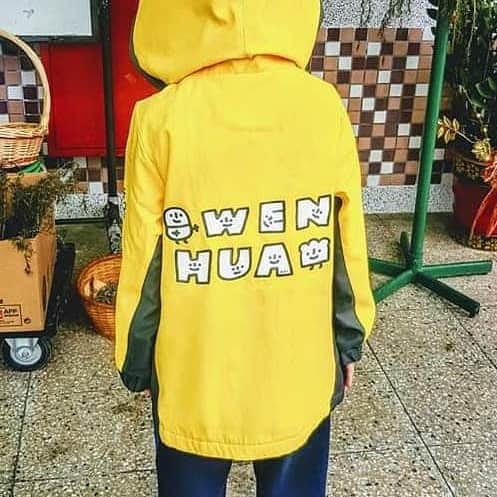 大石暁規さんのインスタグラム写真 - (大石暁規Instagram)「台湾の文化国民小学校（新北市淡水区）／公式ジャケット・デザインです～☺️ #taiwan #jacketdesign #yellow #logo」4月29日 11時51分 - akinori_oishi