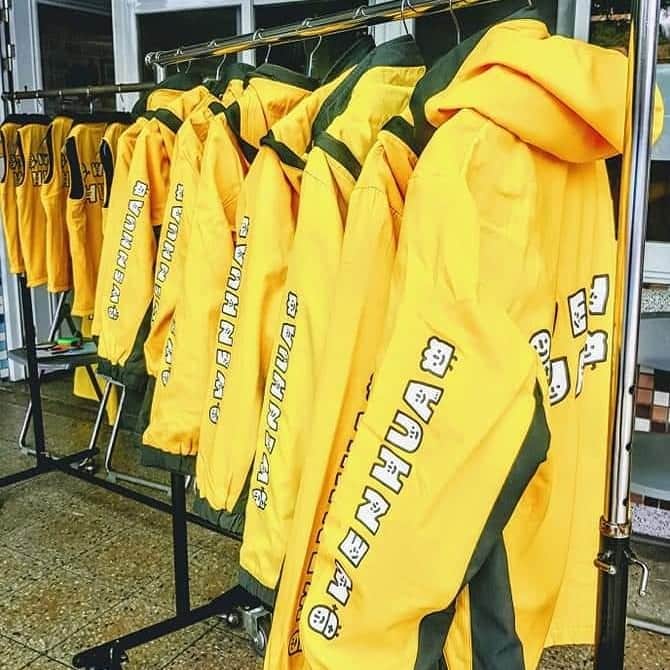 大石暁規さんのインスタグラム写真 - (大石暁規Instagram)「台湾の文化国民小学校（新北市淡水区）／公式ジャケット・デザインです～☺️ #taiwan #jacketdesign #yellow #logo」4月29日 11時51分 - akinori_oishi