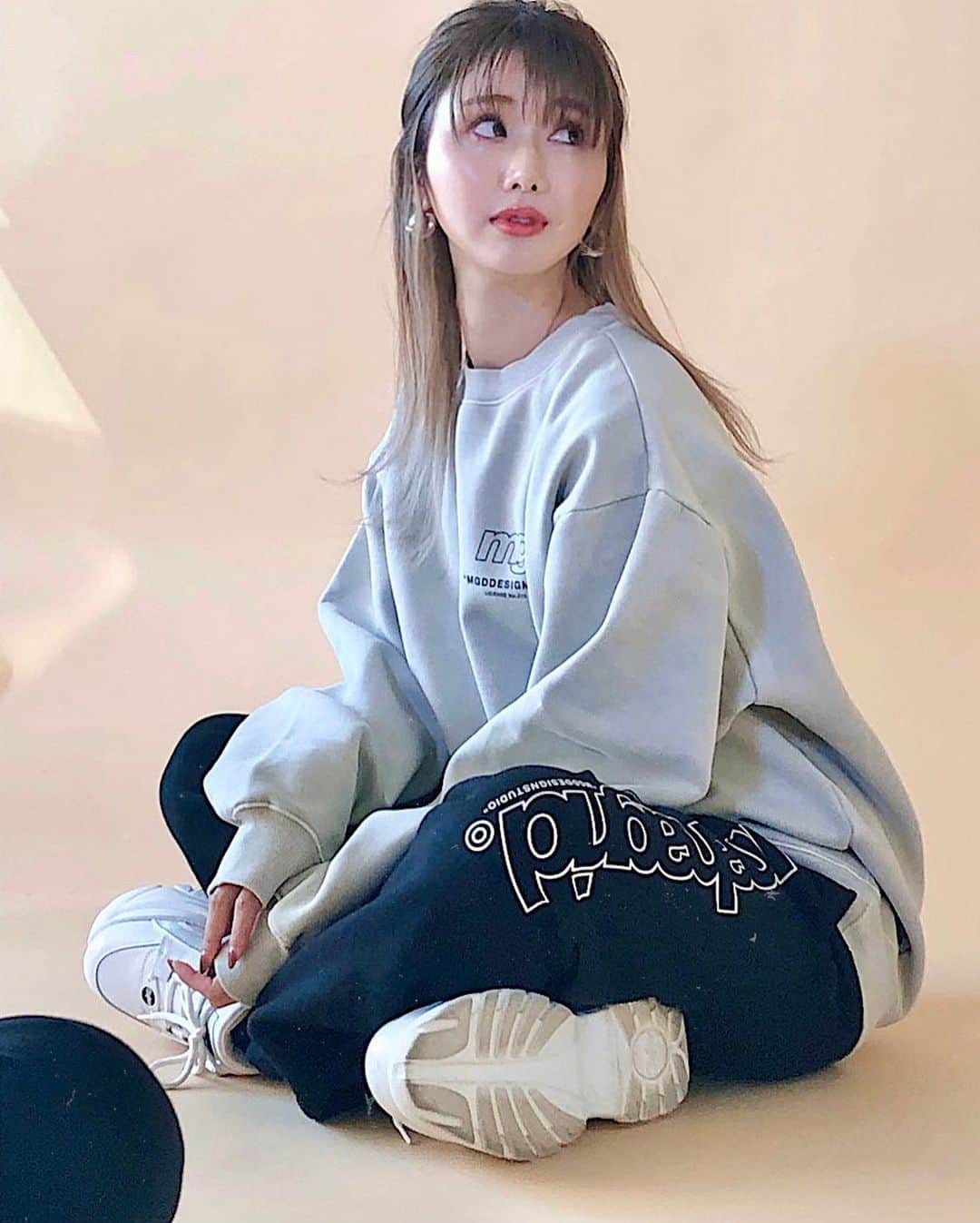 のインスタグラム：「𝑤𝑖𝑠ℎ𝑙𝑖𝑠𝑡💜﻿ #おうち時間 はかわいいスウェット着たい🔎﻿ 📸 𝟸𝟶𝟷𝟿.𝟷𝟷 🇰🇷𝚜𝚎𝚘𝚞𝚕﻿ ﻿ #패션#데일리룩#tokyoheadline#streetfashion#stayhome#MORUGI#mahagrid#韓国通販#ステイホーム﻿ ﻿ ﻿」