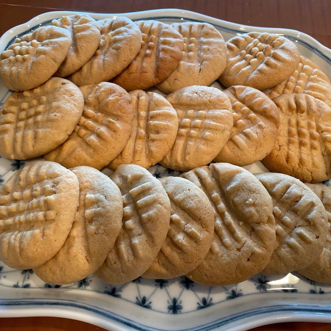 高嶋ちさ子さんのインスタグラム写真 - (高嶋ちさ子Instagram)「暇すぎてピーナツバタークッキー作った。 口中の水分が奪われるクッキー。ミルクが必要です。」4月29日 11時53分 - chisakotakashima