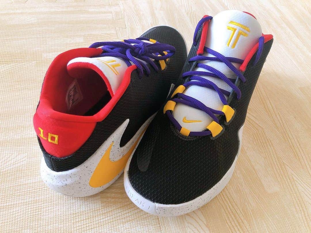 戸柱恭孝のインスタグラム：「届きました😎 スニーカー👟って良いよな〜👍 皆さんもおうち時間でやってみてください。 そして参考にしたいので、、、カスタマイズできたものを見せてもらえたら嬉しいです🥺✨ #おうち時間  #ナイキスニーカー  #カスタマイズ #nikebytoba 笑」
