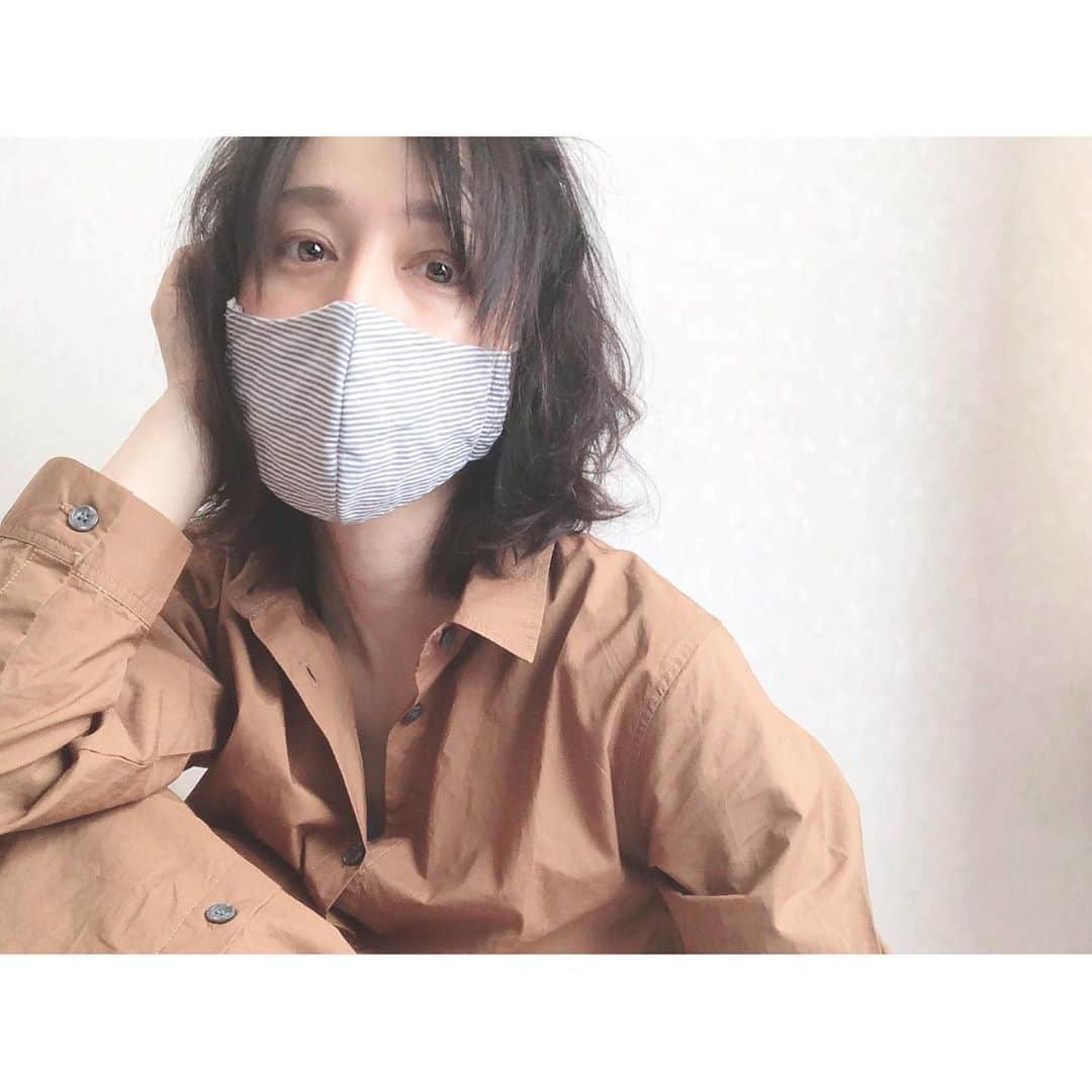 竹中友紀子のインスタグラム：「#おウチ時間  今さらながら手づくりマスク。 ウチにあるハギレでマスクを作り始めたらハマってしまい、家族の分もせっせと製作中。」