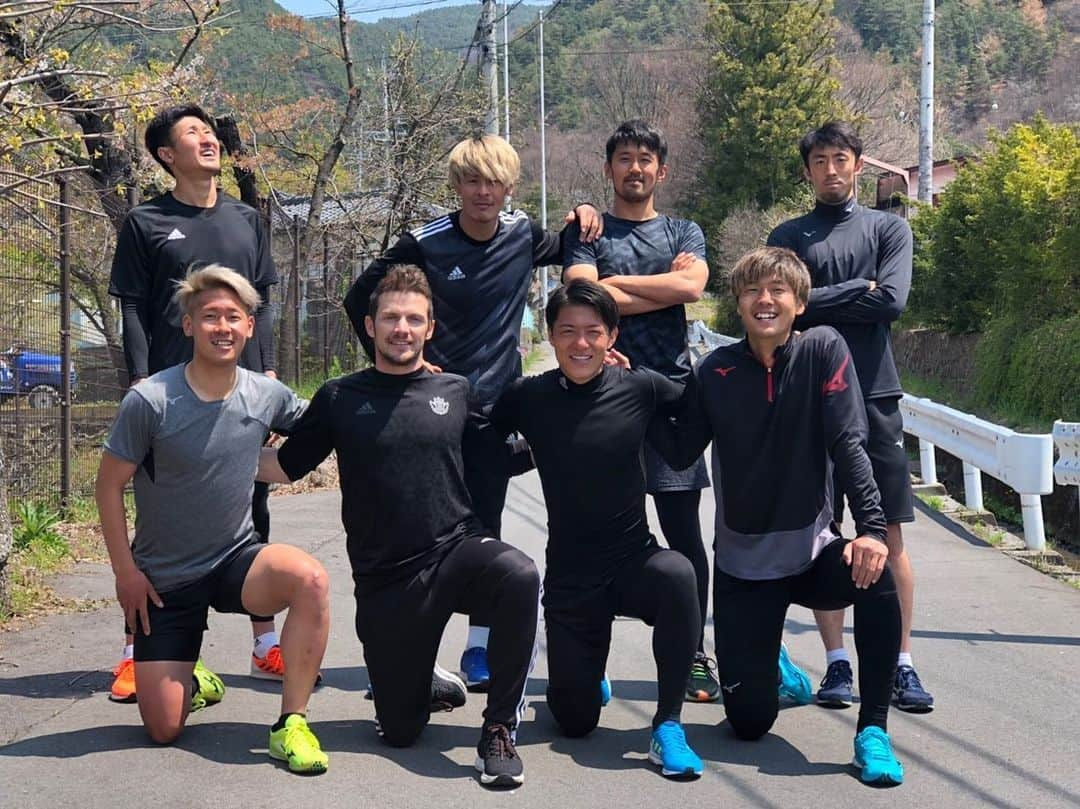 阪野豊史さんのインスタグラム写真 - (阪野豊史Instagram)「自主トレ坂道ダッシュ行ってきました！！！！ けんごくんきつすぎてどっかいっちゃってる笑  #坂道ダッシュ　#自主トレ　#松本山雅」4月29日 12時02分 - sakanotoyofumi_official