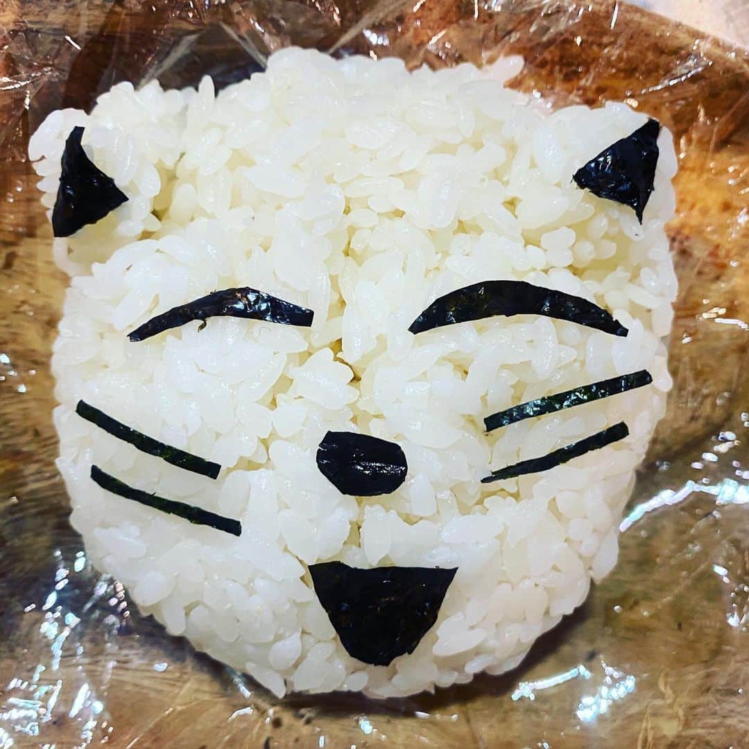 火口秀幸のインスタグラム：「#祈るおにぎりバトン　ってのが　 回ってきて ほぼ、人生初の　#おにぎり  いゃぁ、不器用だわ　 世の　#お母さん　を 改めて　#尊敬 #感謝 #吉本坂46 #RED #HIDEBOH」
