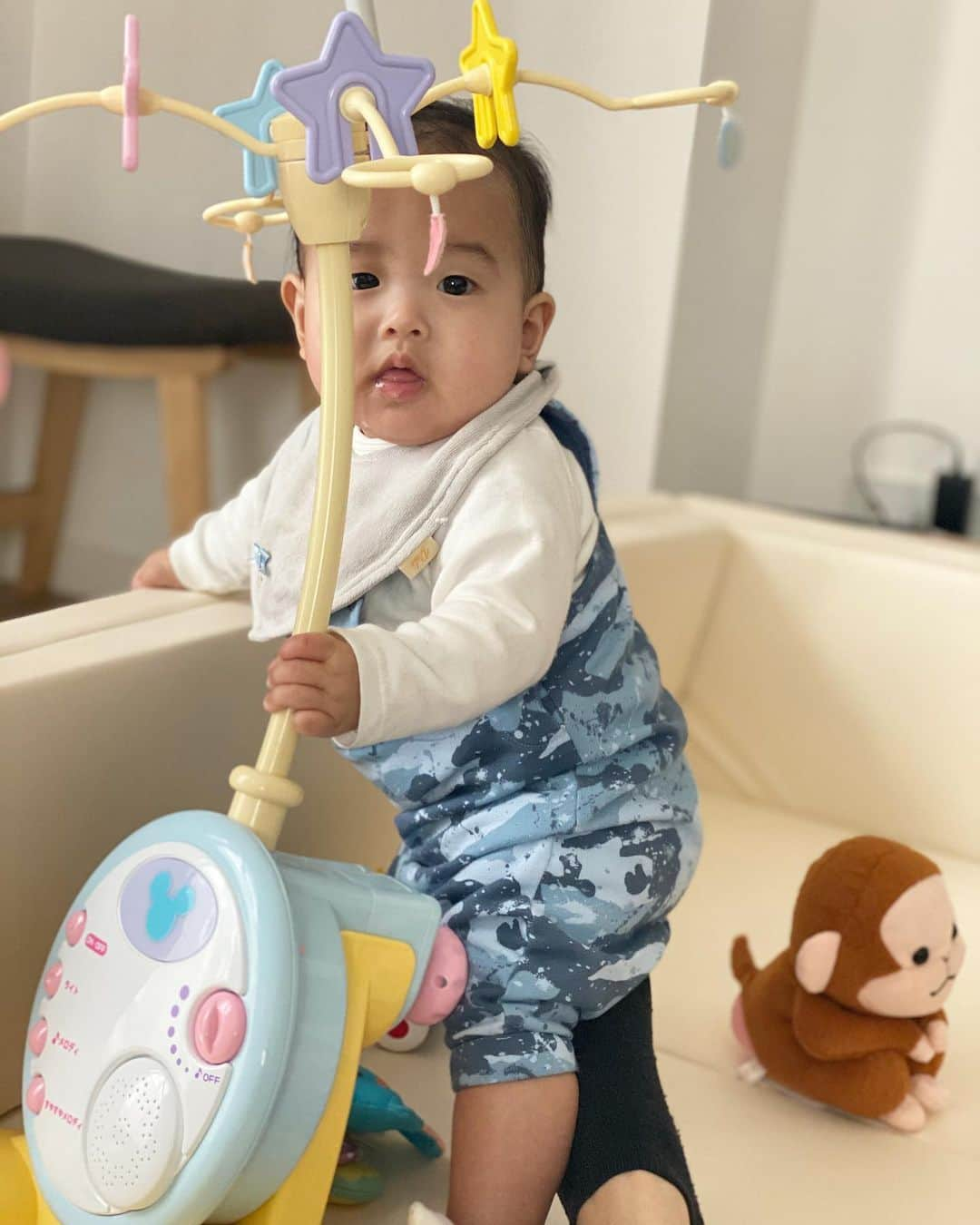 伊藤春香さんのインスタグラム写真 - (伊藤春香Instagram)「1枚目、生後7ヶ月﻿ 2枚目、新生児期。﻿ ﻿ ﻿ 生まれたばっかりの時は﻿ ﻿ 「わ、こっち見たよ〜！﻿ 動くのがわかるのかな〜？」﻿ ﻿ とかで喜んでいたけれど、﻿ ﻿ 今や大人しく見ていることはなく、﻿ ﻿ ワイルドに﻿ 掴んで、持ち上げます、﻿ ガラガラメリー...﻿ ﻿ #子供の成長 #ステイホーム ﻿ #赤ちゃん #赤ちゃんのいる生活 ﻿ #赤ちゃんのいる暮らし #新生児﻿ #生後7ヶ月 #0歳児ママ #生後7ヶ月男の子」4月29日 12時08分 - ha_chu