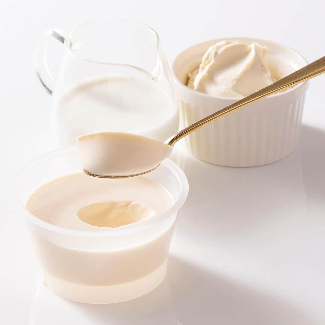 トーラク株式会社のインスタグラム：「お疲れモードの日には、優しい味わいのスイーツ🍮が嬉しいな  すっきりとした甘みの北海道産ミルクミルク🥛と、なめらかな口当たりの北海道産クリームチーズチーズ🐮が仲良く合わさった、とろける系デザート❤️ ミルキーな風味が心も体もほぐしてくれそう・・・💕 ◎ミルクとチーズのデザート 145円（税別）  https://www.toraku.co.jp/products/detail/1147/?utm_source=20200429&utm_medium=Instagram  #トーラク  #toraku  #プリン  #チーズケーキ  #チーズデザート  #北海道スイーツ  #ひんやりスイーツ  #冷たいデザート  #別腹スイーツ  #デザート  #デザートは別腹  #今日のおやつ  #昭和の日  #休日の過ごし方  #休日の楽しみ  #コンビニスイーツ  #コンビニデザート  #スイーツ好きな人と繋がりたい  #スイーツ大好き  #スイーツ部  #スイーツ女子  #スイーツ男子  #スイーツおじさん  #スイーツ部  #おうちで過ごそう  #おうちカフェ  #おうちおやつ  #おうちcafe  #おうちスイーツ  #ステイホーム  #家カフェ」