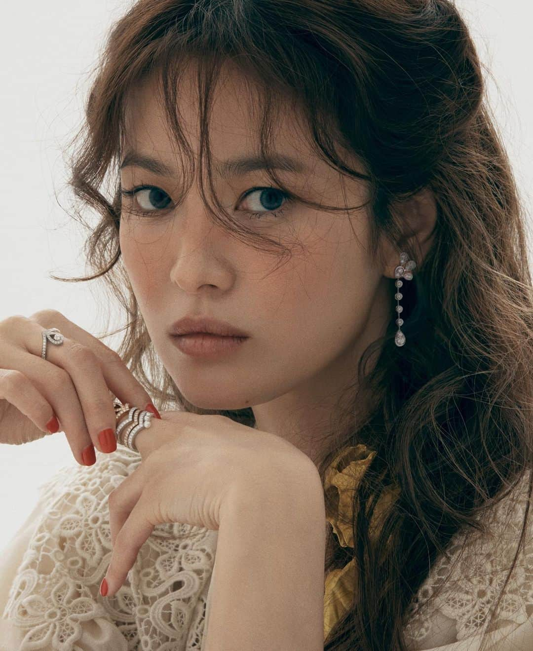 ソン・ヘギョさんのインスタグラム写真 - (ソン・ヘギョInstagram)「@chaumetofficial 💎@hongjanghyun @ellesingapore @with.hyunkyoung @halolee7 @ansunghee7」4月29日 12時20分 - kyo1122