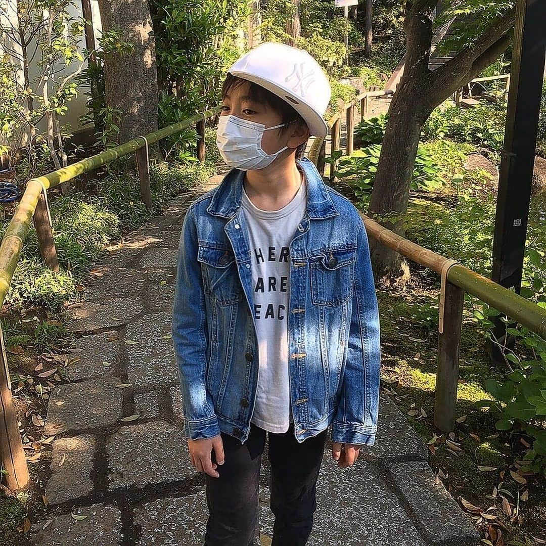 髙橋來さんのインスタグラム写真 - (髙橋來Instagram)「✳︎ みなさんお元気ですか？ 髙橋來です。 ・ 僕は最近早起きして お散歩しています。 朝のお散歩は気持ちいいです✨ いつも違うコースを歩きますよ。 ・ 今日行ったコースには いくつかのボタン科の花が咲いていました。 大きくて綺麗です🌺 あと、藤の花がいっぱい咲いていました！ 藤の花は、 【鬼滅の刃】では鬼避けの花と言われているので、 ここには鬼がいません！ ・ いろいろな色の鯉がいて、 なんと！ 金色と銀色がいたんです！ みなさん見てください🎏 ・ ✳︎ #朝の散歩  #藤の花  #鬼滅の刃  #鬼除け  #金さん銀さん  #髙橋來」4月29日 12時32分 - rye.takahashi