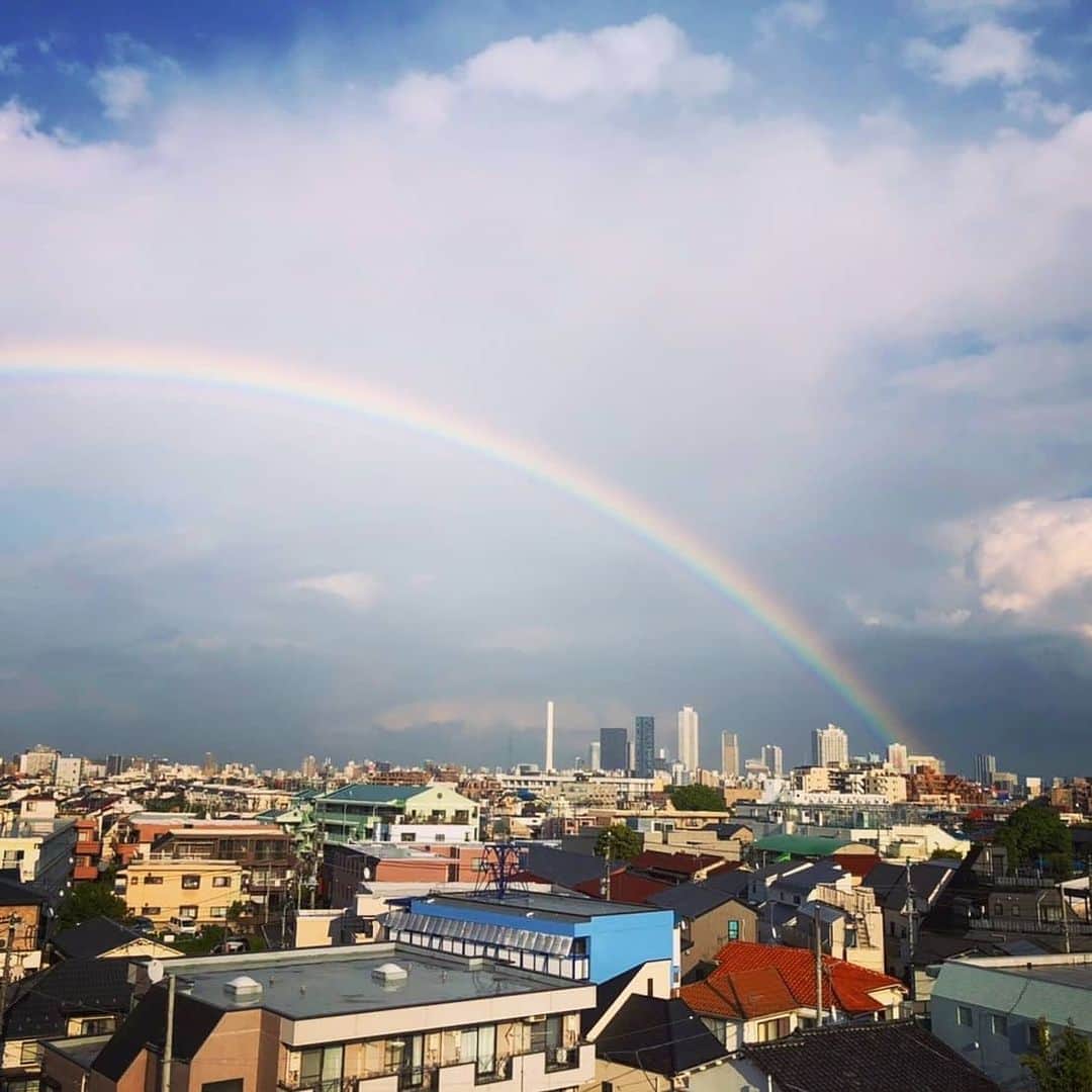 おぐさんのインスタグラム写真 - (おぐInstagram)「昨日の出来事。 早く外に出たい！ 虹が綺麗！ 我々のネタを真剣に審査する娘！ の3本です。  #ステイホーム  #外に出たい  #虹  #綺麗  #キングオブコント #ロビンフット #愛娘」4月29日 12時24分 - xiaodaozhanghong