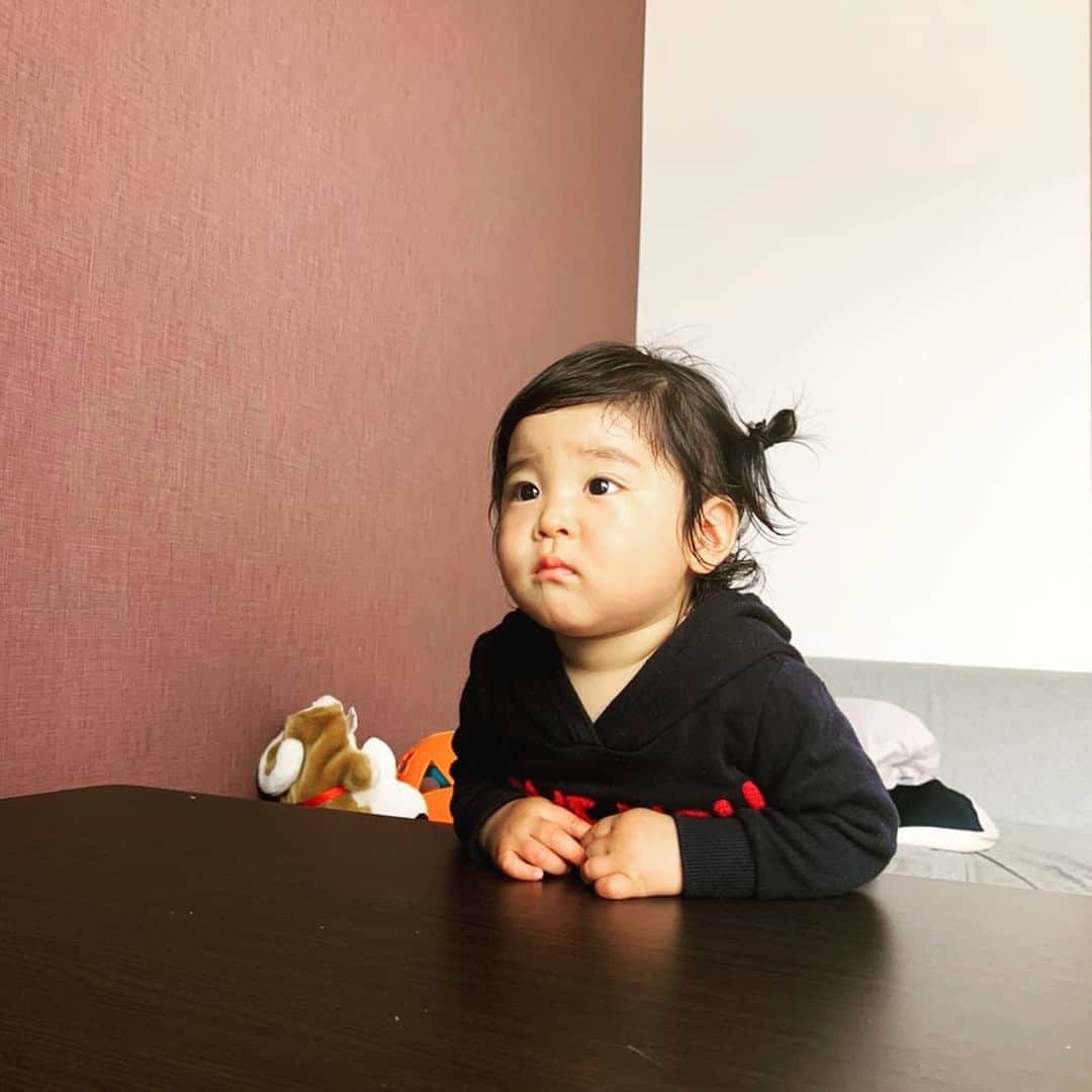 おぐさんのインスタグラム写真 - (おぐInstagram)「昨日の出来事。 早く外に出たい！ 虹が綺麗！ 我々のネタを真剣に審査する娘！ の3本です。  #ステイホーム  #外に出たい  #虹  #綺麗  #キングオブコント #ロビンフット #愛娘」4月29日 12時24分 - xiaodaozhanghong