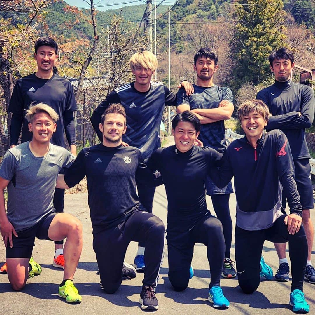 村山智彦のインスタグラム：「ㅤㅤㅤㅤㅤㅤㅤㅤㅤㅤㅤㅤㅤ インスタライブどうだったでしょうか？ 中々伝わりにくい状況で質問なども答えれなかったのであれですが…。 少しでも#山雅ロス　が解消していただけたら嬉しいです。 このメンバー以外もみんなそれぞれいつかくる再開を目指して頑張っています！ 松本は警戒レベルが下がったとはいえ全国を見ればまだまだまだ油断は出来ません。 最前線で活躍されている医療従事者の方々への感謝はしてもしきれないものです。ㅤㅤㅤㅤㅤㅤㅤㅤㅤㅤㅤㅤㅤ 1人1人が当事者という認識を持って…。 ㅤㅤㅤㅤㅤㅤㅤㅤㅤㅤㅤㅤㅤ #みんなでコロナに勝つために #松本山雅 #おやすみコウキㅤㅤㅤㅤㅤㅤㅤㅤㅤㅤㅤㅤㅤ ㅤㅤㅤㅤㅤㅤㅤㅤㅤ」