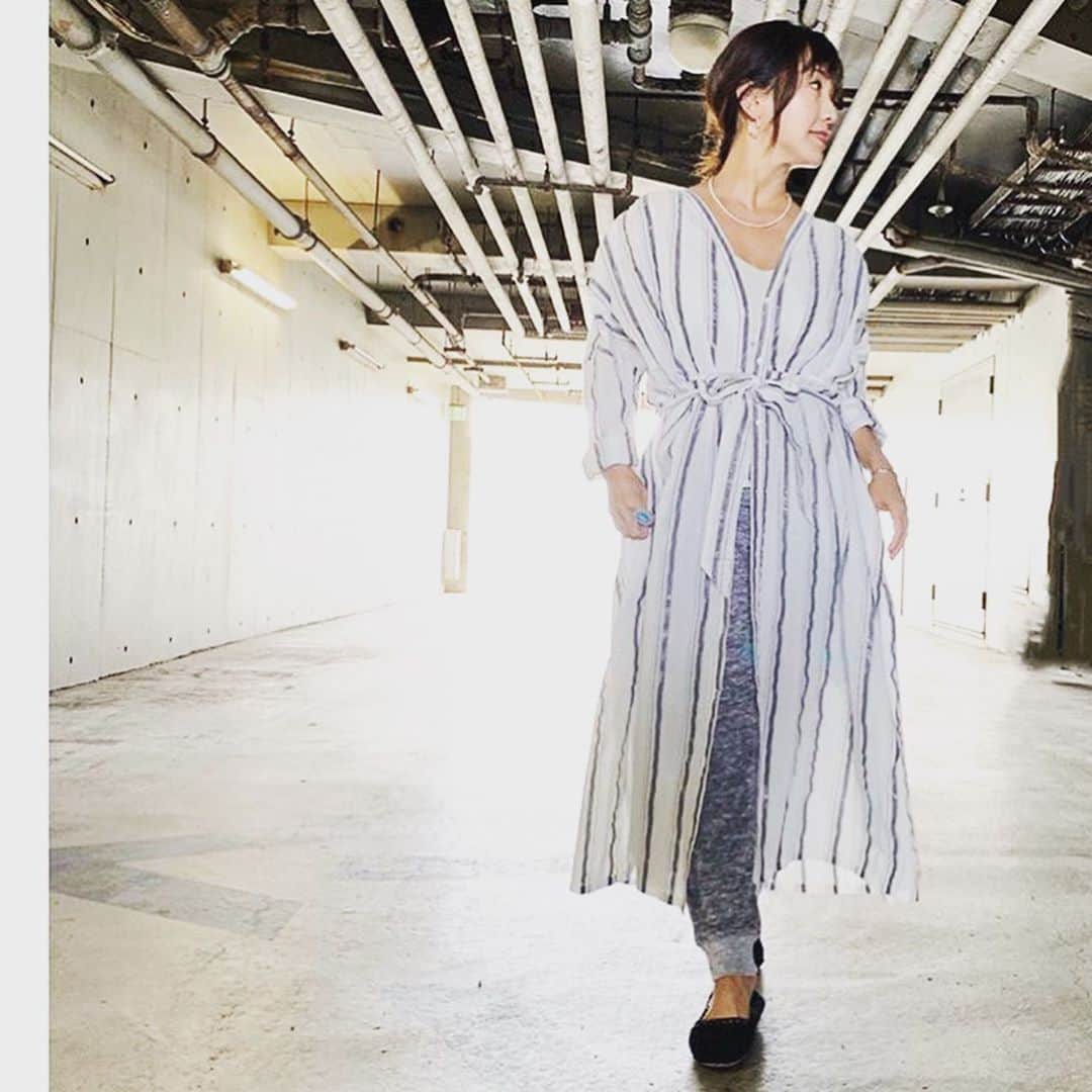 のインスタグラム：「♡ ♡ ♡  Hello ♡  気負わないスタイルで ちょっと　そこまで☺︎ 気がつけば わたしのクローゼットの中は @gblue_official  お洋服たちが　いっぱい♡  オンラインショップで 購入できるようになりました♫  たのしみのplus 覗いてみてくださいね♡  #エイジレス #大人カジュアル #春のコーデ #夏のコーデ #beachstyle #beacheyuko #staysafe #ワンマイルコーデ  crocher kinchaku bag @gblue_official ✖️ @ruisui1230  #クロシュ  #オーガニックコットン  #手編み#ボヘミアン  #レース編み ♡♡♡ アガる　#code  funday!!!」