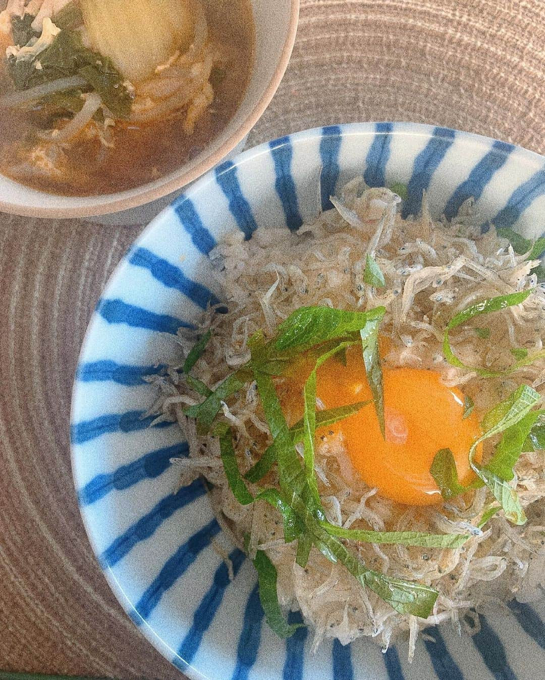 山田菜々さんのインスタグラム写真 - (山田菜々Instagram)「今日の朝昼ごはん☺️☀️ 昨日の夜ごはんに作ったユッケジャンスープと山芋じゃこ大葉卵丼🍳(名前雑😇)」4月29日 12時26分 - tannana.yamada