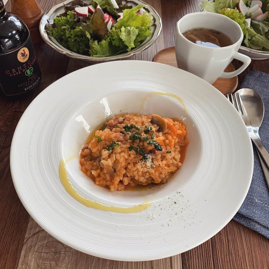 のインスタグラム：「#リゾットランチ 久しぶりに作ったら楽しくて 続けてリゾットしちゃったよ。 パスタ茹でるより ご飯炊くより楽ちんかも。　 #リゾット #パプリカのリゾット ホワイトマッシュルーム×パプリカ パプリカはzenbのペースト これとても便利で良いよ。  スープは残り物のリメイクスープ 豚肉と筍オイスターソース炒めの残り 玉ねぎスライスとハーブを足して完成。 #家ごはん記録 #家ごはん好き」