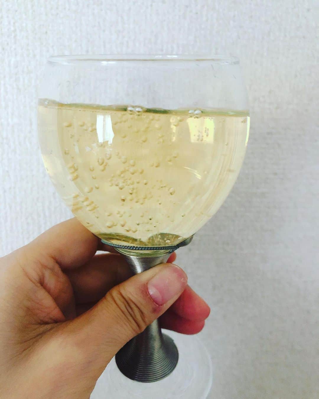 のインスタグラム：「#朝ごはん  #泡 はじまりはじまり～  確実に酒量増えてる💦 箱買いしてる泡がどんどん減ってくー  #stayhome  #kitchen  #立ち飲み」
