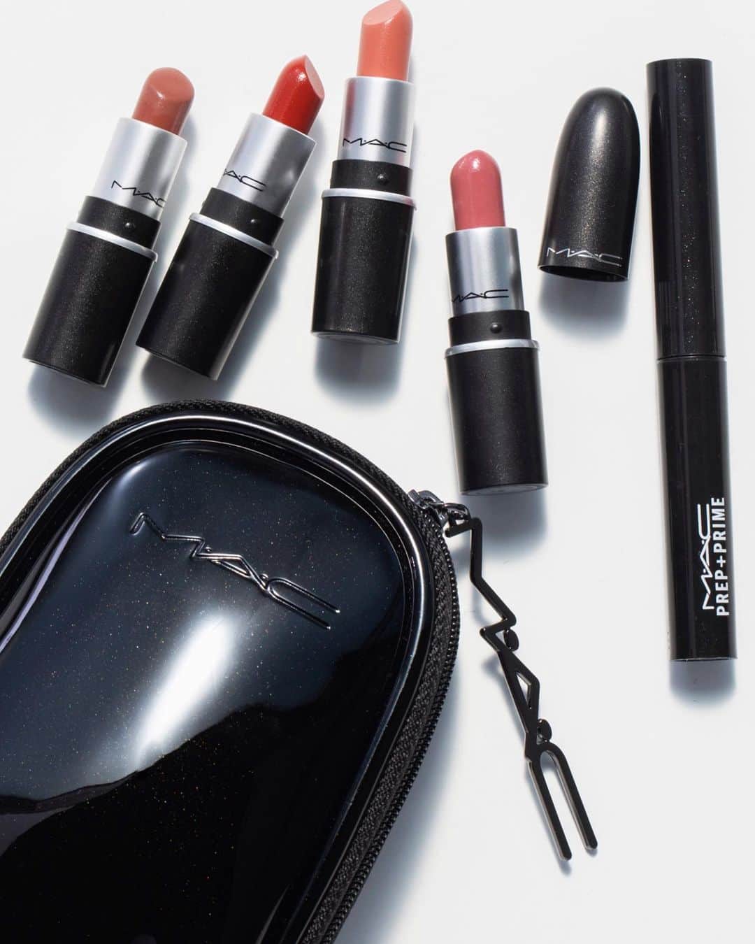 M∙A∙C Cosmetics Japanのインスタグラム：「【明日公式オンラインショップ限定発売】リップスティックを詰め込んだお得なキット「トラベル リップスティック キット」が期間・数量限定で登場💄 ㅤ ミニサイズのリップスティック4本とリップメイクの仕上がりをアップする、M･A･Cで人気のリップベースがセットイン✨さらに、M･A･C公式オンラインショップ限定デザインのリップポーチもプレゼント🎁 明日の発売をお楽しみに♪ ㅤ 〈キット内容〉 トラベル リップスティック キット (税込 6,050円) ・リップスティック ベルベット テディ(ミニサイズ) ・リップスティック チリ (ミニサイズ) ・リップスティック メア (ミニサイズ) ・リップスティック ツウィッグ (ミニサイズ) ・M·A·C プレップ プライム リップ ・リップポーチ*  ㅤ *ポーチサイズ：W70×H120×D30mm」