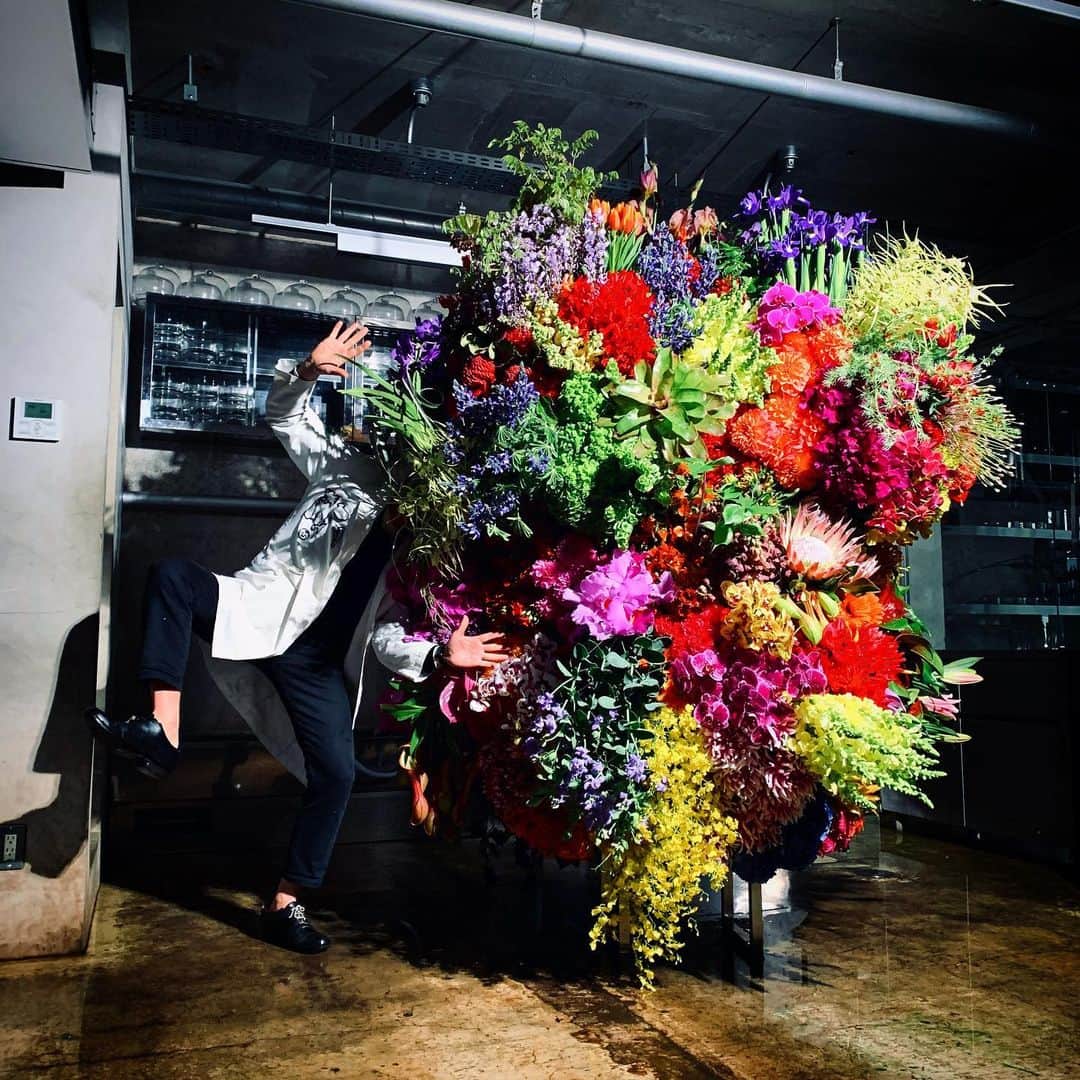 のインスタグラム：「We’re all in this together. Just do the best we can right now, and we’re always praying for everyone with flowers.  みんなでこの厳しい状況を乗り越えるぞ！俺たちは花で祈り続ける！  #azumamakoto #shiinokishunsuke #amkk #amkk_project #jardinsdesfleurs #stayathome #besafe #bestrong #東信 #東信花樹研究所」
