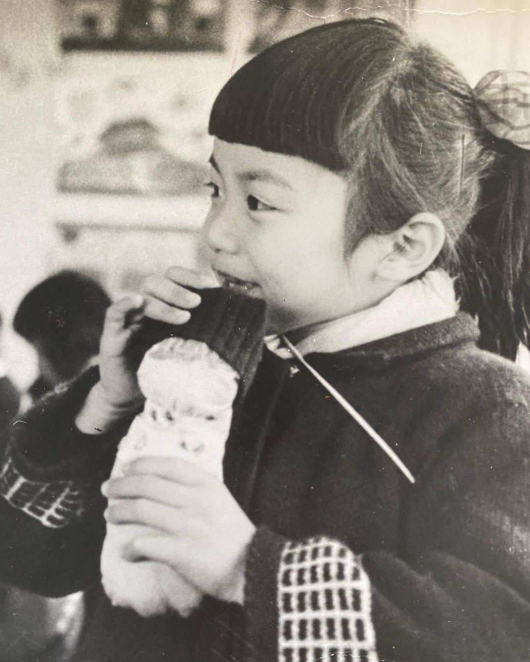 奈美悦子さんのインスタグラム写真 - (奈美悦子Instagram)「5歳の私。白黒写真😅 工作の時間だったような。#5歳#60何年前？#白黒写真#奈美悦子#懐かしい#写真」4月29日 12時36分 - nami.etsuko