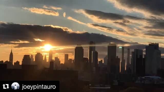 のインスタグラム：「Today’s NYC sunset Reposted @joeypintauro #newyork #sunset #ilovenewyork #home #❤️」
