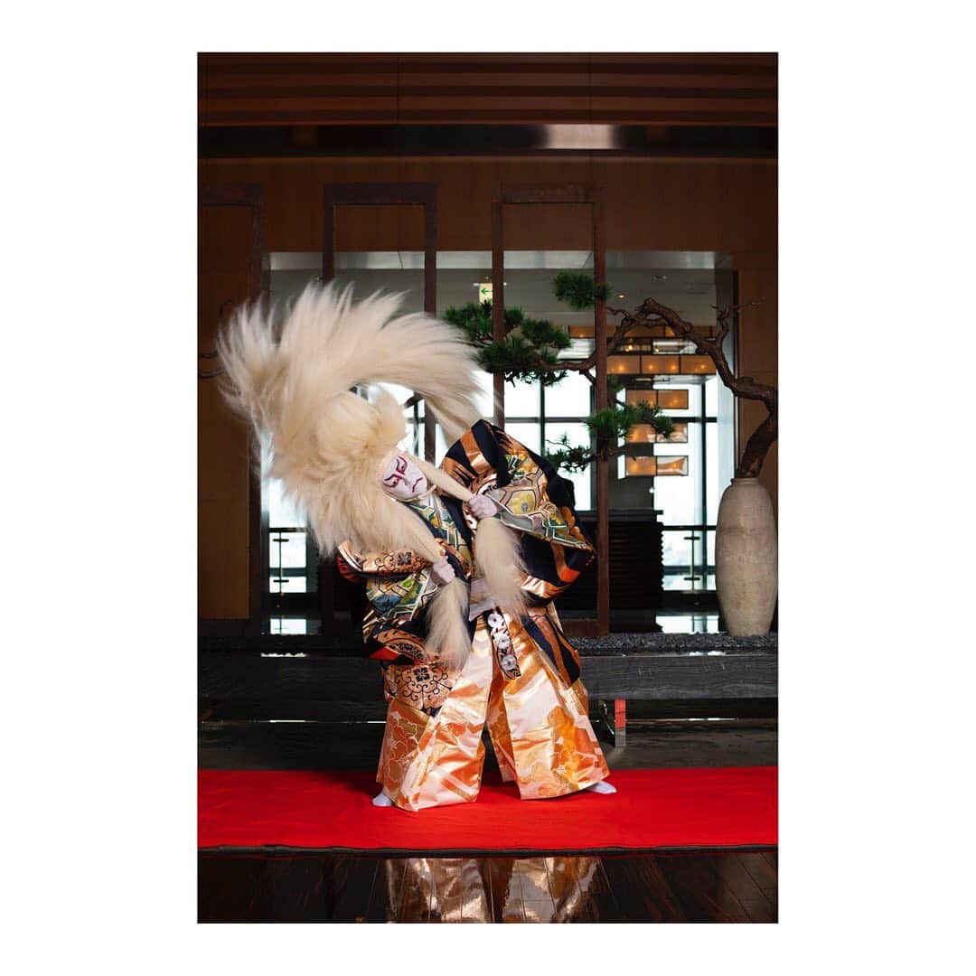 Mandarin Oriental, Tokyoさんのインスタグラム写真 - (Mandarin Oriental, TokyoInstagram)「【Let Us Guide You Through Nihonbashi!】 Imagine that you can see both past and present.  We may live in the present, but perhaps also with the past, like these photos of a Kabuki performer at Mandarin Oriental, Tokyo.  過去と現在が共存する世界を想像したことはありますか。 もしかすると、私たちはこの当館に現れた歌舞伎役者の写真のように、現在にいながら過去とも共存しているのかもしれません。 ※Photos were taken by a professional photographer, Mr. Hideki Kono, during the "Nihonbashi Photo Galleria" project in 2018. ※写真は2018年に実施した「日本橋フォトガレリア」プロジェクトにてプロカメラマンの河野英喜さんにより撮影いただきました。  @photographer.konohideki  @nikonjp  #InspiredByMO #MandarinOriental #MandarinOrientalTokyo #MOtokyo #マンダリンオリエンタル東京 #マンダリンオリエンタル #ImAFan #Nihonbashi #日本橋 #Tokyo #東京 #Kabuki #歌舞伎 #Stayhome #Staysafe #Stayhealthy #Stayhappy」4月29日 12時44分 - mo_tokyo