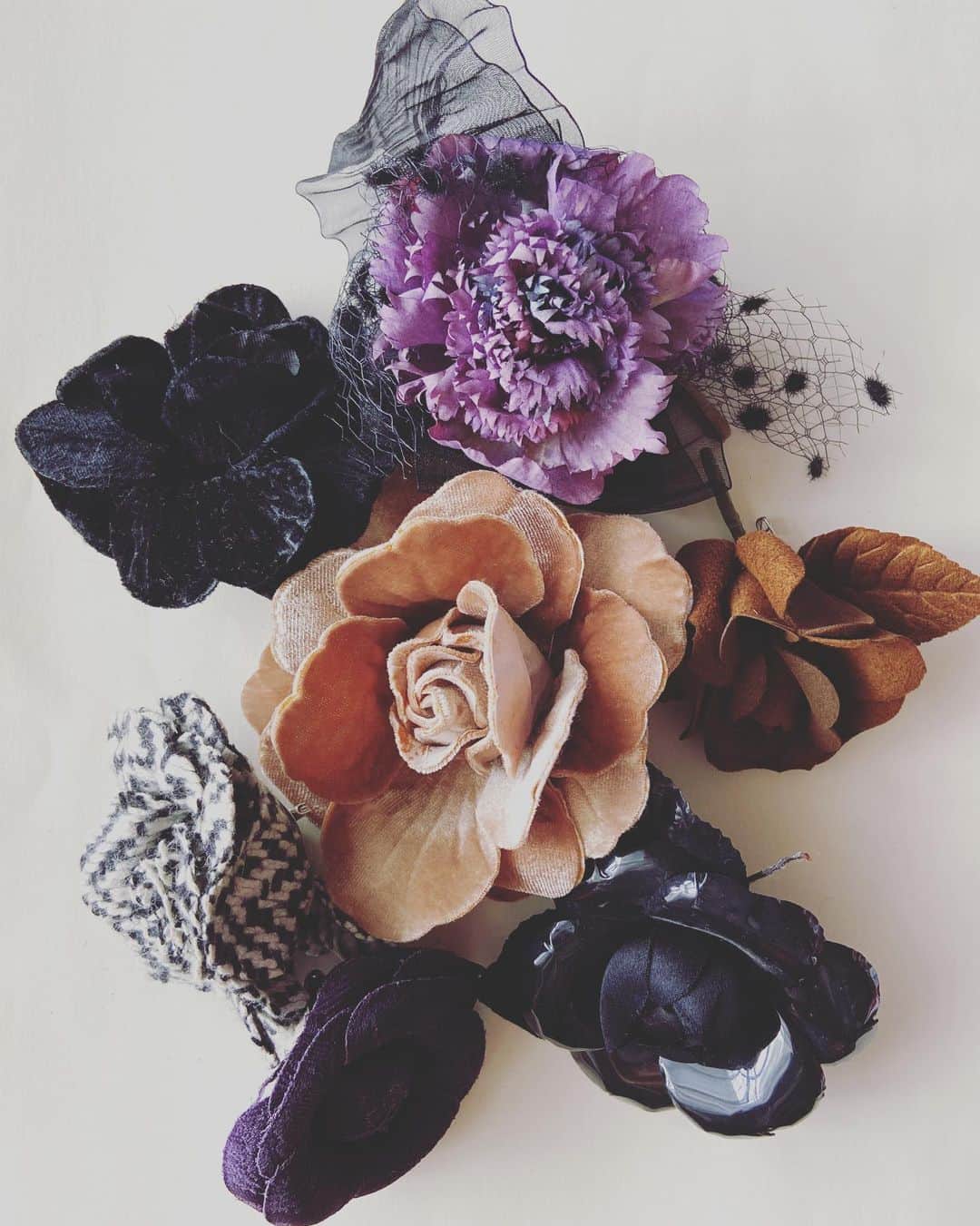 おおたうにさんのインスタグラム写真 - (おおたうにInstagram)「🌸 Corsage 🌼 昔から母が好きで、集まったコサージュたち。実家にもたくさん！ プレゼントした革の薔薇コサージュ🌹使いたいな〜。黒とベビーピンクの2色あって可愛いの。探してこよ。ピンがついてるのもあるので、昔はよく髪につけてました❣️ #今日のアクセサリー #accessoriesoftheday #corsage #コサージュ #fashion」4月29日 12時46分 - outa_uni