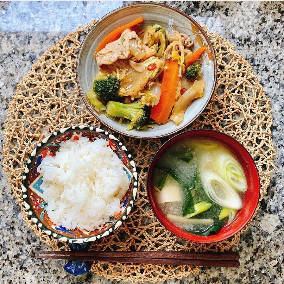 多岐川華子さんのインスタグラム写真 - (多岐川華子Instagram)「今日は#疲労回復ご飯 ✨こんな状況でもバリバリ働いてくださってる方、お子さんが元気すぎてお疲れなママ、運動不足でとりあえず走ってきたよ！という方などなどっ。  お疲れな時にはぜひ豚肉を。 疲労回復のビタミンと呼ばれるビタミンB1が、牛肉に比べても約10倍❣️ . 体内で糖質をエネルギーに変換するのに必要な栄養素💪 疲れてたり、面倒な時って自分のご飯 お米（パン）食べておけばいいや、みたいな感じで炭水化物で完結しちゃったり🍙🥐 . それが続くと糖質（炭水化物）がうまくエネルギーにならず、だるくなっちゃったり悪循環なので。。 たまにはひと手間を😊  ちなみに ビタミンB1は、ニンニクや玉ねぎなどアリシンを多く含む食材と一緒に食べると、吸収が5〜6倍UPするよ‼️ . +野菜と豚肉のオイスターソース炒め +白米 +豆腐と長ネギ生姜、ワカメのお味噌汁 . . #food#instafood#lunch#home#cooking#japan#japanesefood#おうちごはん#食事#定食#ランチ#オイスターソース炒め#豚肉#疲労回復#お疲れごはん#ビタミンB1#健康#健康ごはん#美容飯#アンチエイジング#アンチエイジングごはん#美肌#美肌ごはん#スタミナ#腸活美肌ごはん#毎日コツコツ#免疫力アップ#はなこ飯」4月29日 12時46分 - hanako__official