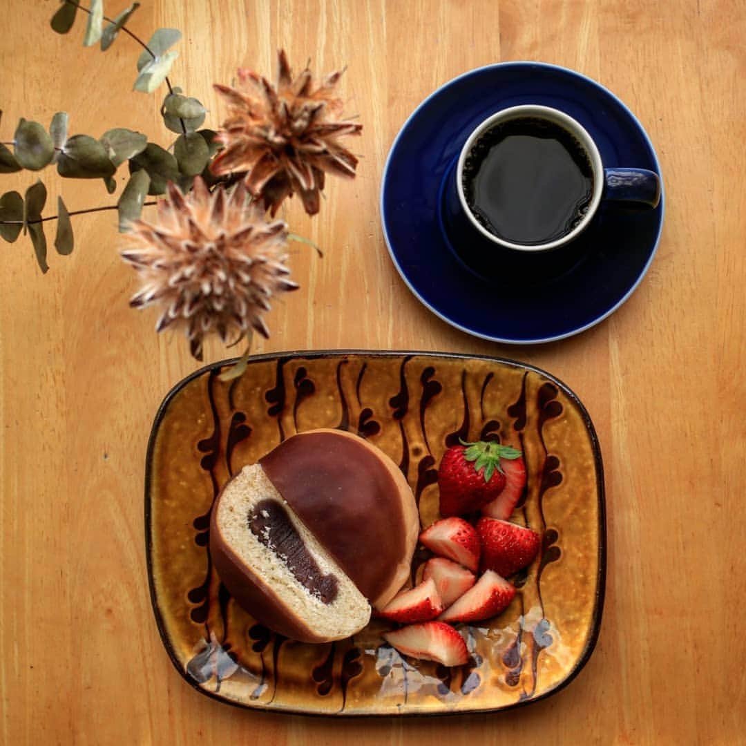 く～のインスタグラム：「祝日🎌 家でのんびり。  羊羮パンと言うものを貰ったので食べてみる。こしあんパン！🍞 餡子は断然つぶあん派ですが、これはこれで美味しいです。  このご時世、通販や生協の活用が多くなってきました。コーヒー豆やお酒も通販で。本当に配達の方には感謝しかありません。  早くマスク無しで思いっきり出掛けたい！外食したい！飲みに行きたいよーっ。  #おうち時間 #おうち喫茶 #おうちカフェ #羊羮パン #イチゴ #コーヒー #珈琲 #器 #白山陶器 #山田洋次 #美味しい #foodphotography #foodpic #coffee #coffeetime #sweets #bread #delicious #igersjp #tokyocameraclub #yummy」
