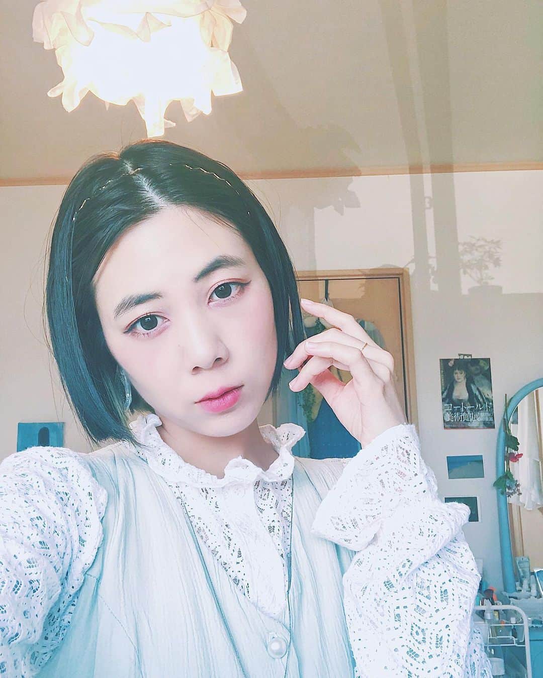 木村仁美のインスタグラム：「今日のchamiです🏡💎🦋 . 窓辺に観葉植物を飾ると、光で壁に植物の影が投影されていて美しい…🌱発見。 . . #今日の青い #ちゃみコーデ #myroom #selfietime」