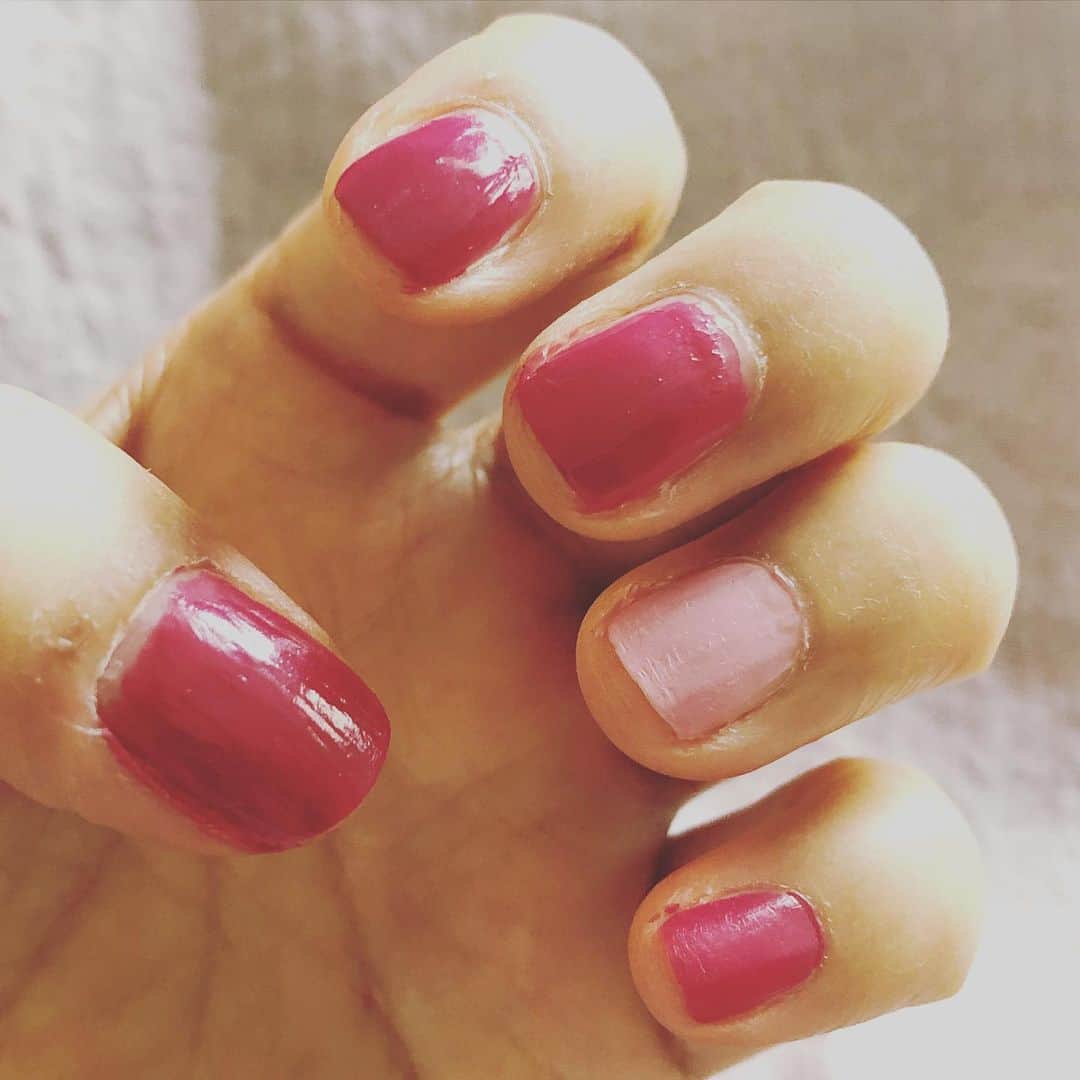 のインスタグラム：「⋆*✩⑅◡̈⃝* #久しぶり #selfnail  へたっぴ過ぎる‪( •̥ ˍ •̥ )‬」