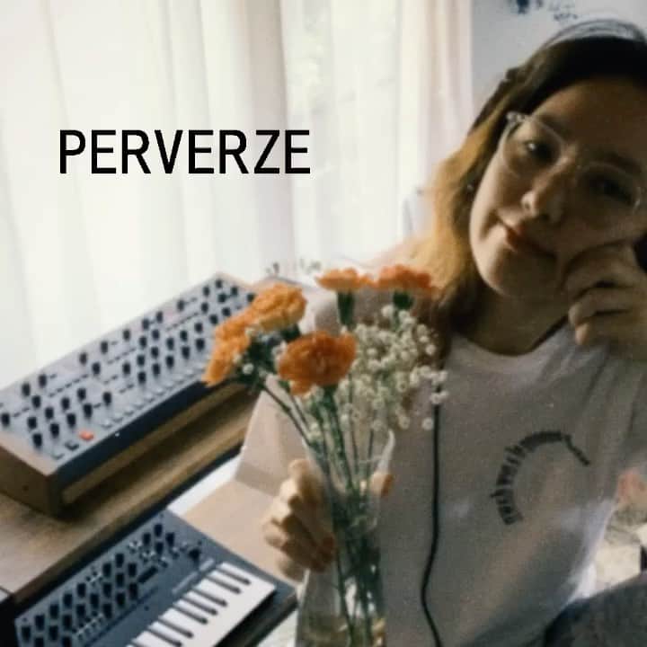 エイミーのインスタグラム：「SUPPORT MEDICAL WORKERS #NEWDAWN @perverze_official」