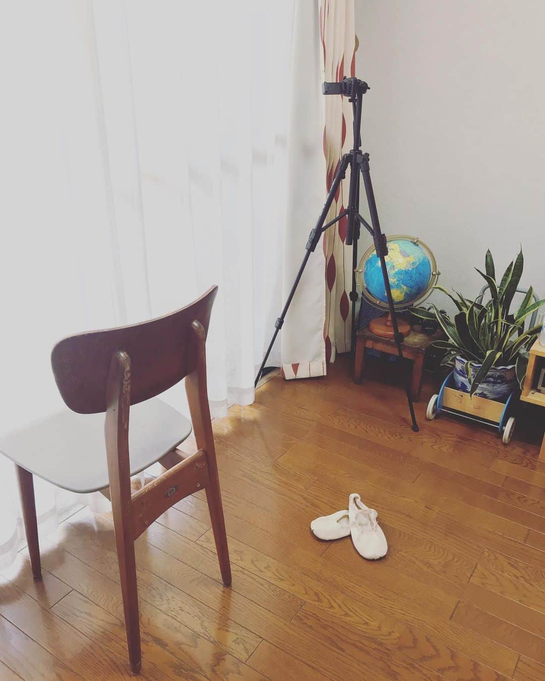 氏家恵さんのインスタグラム写真 - (氏家恵Instagram)「三脚にスマホつけてイスの背もたれをバーにしてインスタライブのバレエレッスンを受けています。 んがっ！！ 全く情けないことに 右の五十肩が痛くて 思うように動かない… ほんっと、イヤ！！ (ただ今リハビリ中だから仕方ない😭 治るらしいから) とりあえず日常生活は大丈夫なくらい 回復したが バレエが… いや、バレエがって(笑) お前が言うな(笑) #日常 #五十肩 #バレエ #おうちバレエ #stayhome」4月29日 13時14分 - ujiiemegumi