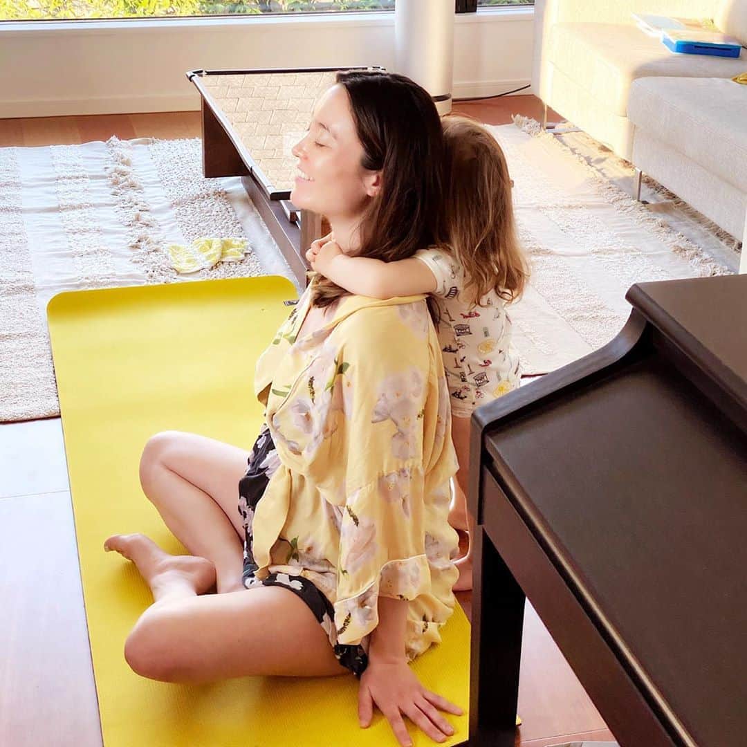 エミ・マイヤーのインスタグラム：「ありがとう💗。オンラインでヨガをしていたら先生の真似をして腰を支えてくれた😭みなさんも良い一を！Children really are our teachers sometimes. I felt small hands on my back during child’s pose and she was mimicking the yoga instructor in the video (the hug was extra :) #namaste 🧘🏻‍♀️ Wishing you all a great day.」