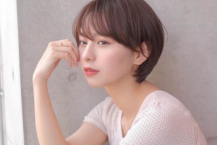 ホットペッパービューティー ヘア〈公式〉さんのインスタグラム写真 - (ホットペッパービューティー ヘア〈公式〉Instagram)「爽やかショートスタイル🌿⁠⠀ ヘルシーな色っぽさも◎⁠⠀ .⁠⠀ .⁠⠀ 📷photo by @__mk.31__⁠⠀ .⁠⠀ .⁠⠀ .⁠⠀ ‥‥‥‥‥‥‥‥‥‥‥‥‥‥‥‥⁠⠀ 【ヘアスタイル募集✂】⁠⠀ #hpb_hair をつけていただいた投稿の中から、⁠⠀ ピックアップして紹介します♪投稿お待ちしております♡⁠⠀ .⁠⠀ .⁠⠀ #ショート #ショートヘア #ショートスタイル #マッシュショート #ワンカール #ヘア #髪型 #サロン #ミディアム #お洒落さんと繋がりたい #hotpepperbeauty #ホットペッパービューティー」4月29日 13時18分 - hotpepperbeauty_hair