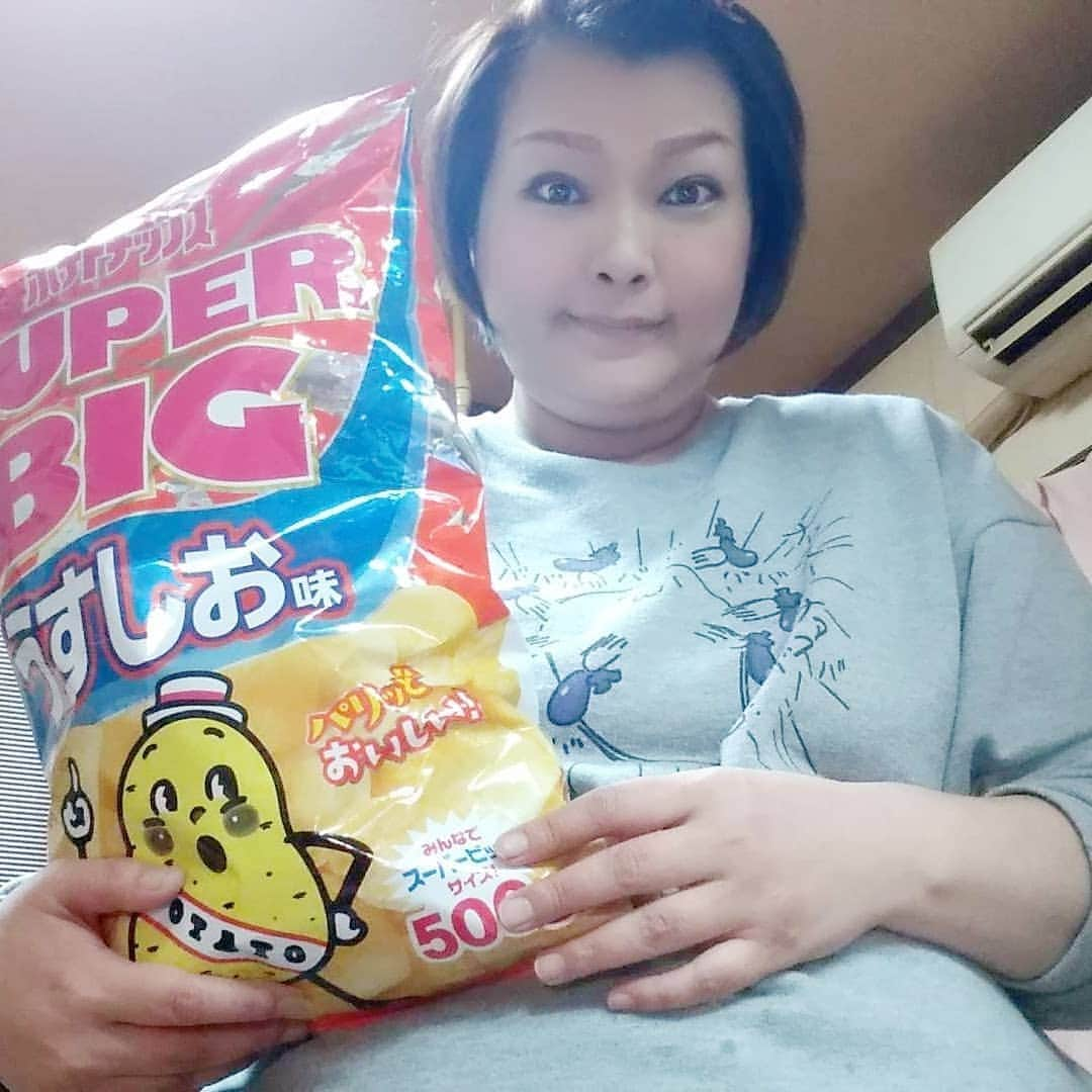 五十嵐サキさんのインスタグラム写真 - (五十嵐サキInstagram)「ポテチ🥰  #ポテトチップス  #うすしお味 #ビッグサイズ #久しぶり に食べたけど #めちゃ美味しい #塩加減 最高！！ #youtube  #五十嵐サキちゃんねる  #ポテチ 食べながらホラー話や #二年前 の思い出写真特集等 #アップ中 #塩っけ の後は #甘いもの が食べたくなる #吉本自宅劇場 #吉本新喜劇 #よしもと新喜劇 #五十嵐サキ」4月29日 13時19分 - saki_igarashi