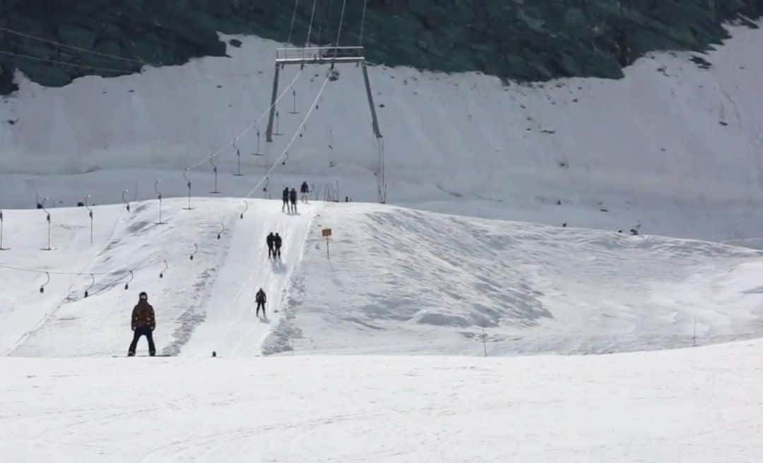 田中幸さんのインスタグラム写真 - (田中幸Instagram)「【2013】 📷写真 水の都ベネツィア サースフェー  自分のスノーボードを 思いっきり変えたくて 日本の雪がなくなる頃 雪のある海外に旅に出た  想像以上に 言葉の壁なんかも 新鮮で アクシデントも 何でも 刺激的で楽しかった  旅をしながらスノーボード 今は遠い理想的な生活  ゆっくり のんびり 自分のスノーボードと 向き合える時間  また不意に訪れた 『今』なのかもしれない  過去の自分は 色々と思い出させて くれる  #ハッピーチャンネル #youtube  #ライフスタイル #田中幸365日 #コンセプト #昔からしつこく #バラクラバ #アピール」4月29日 13時21分 - sachitanaka